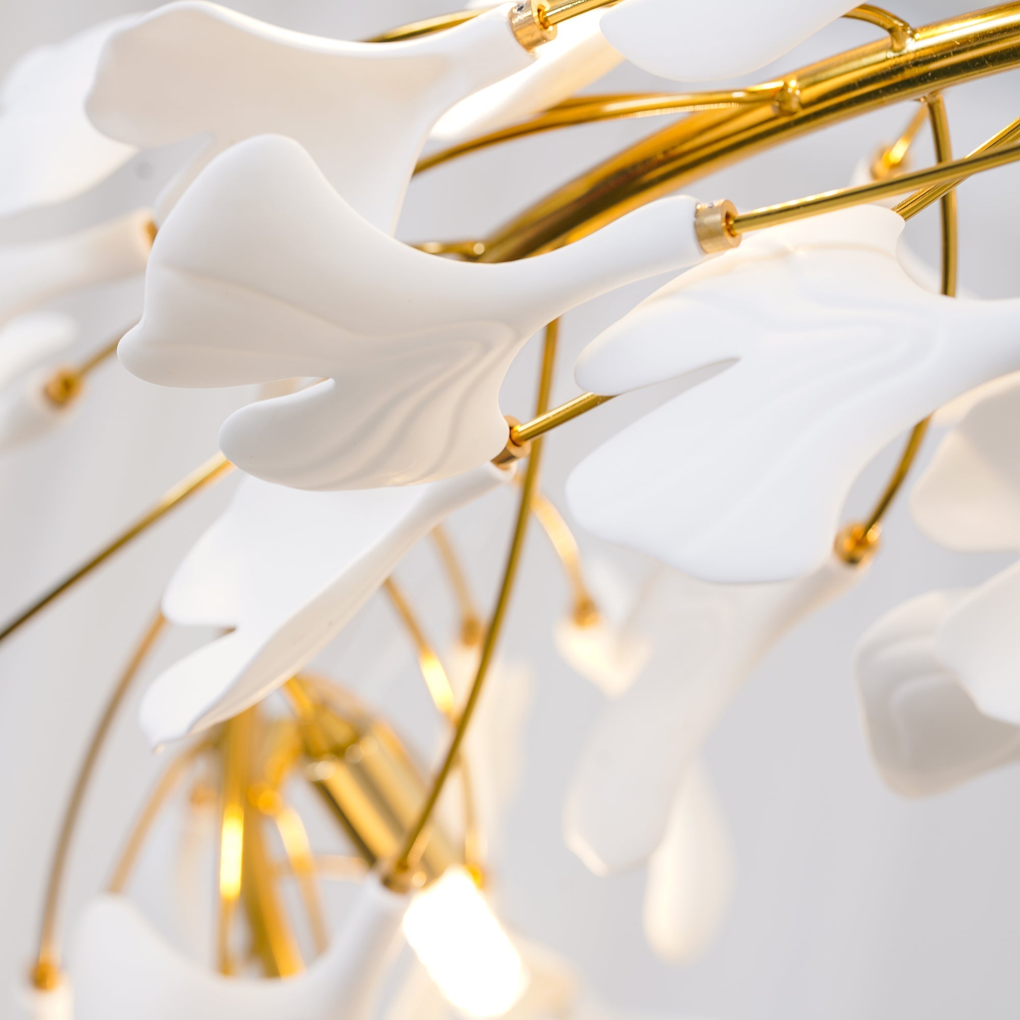 Olivia Lampadario moderno a LED dorato GinkLuxe, metallo e ceramica