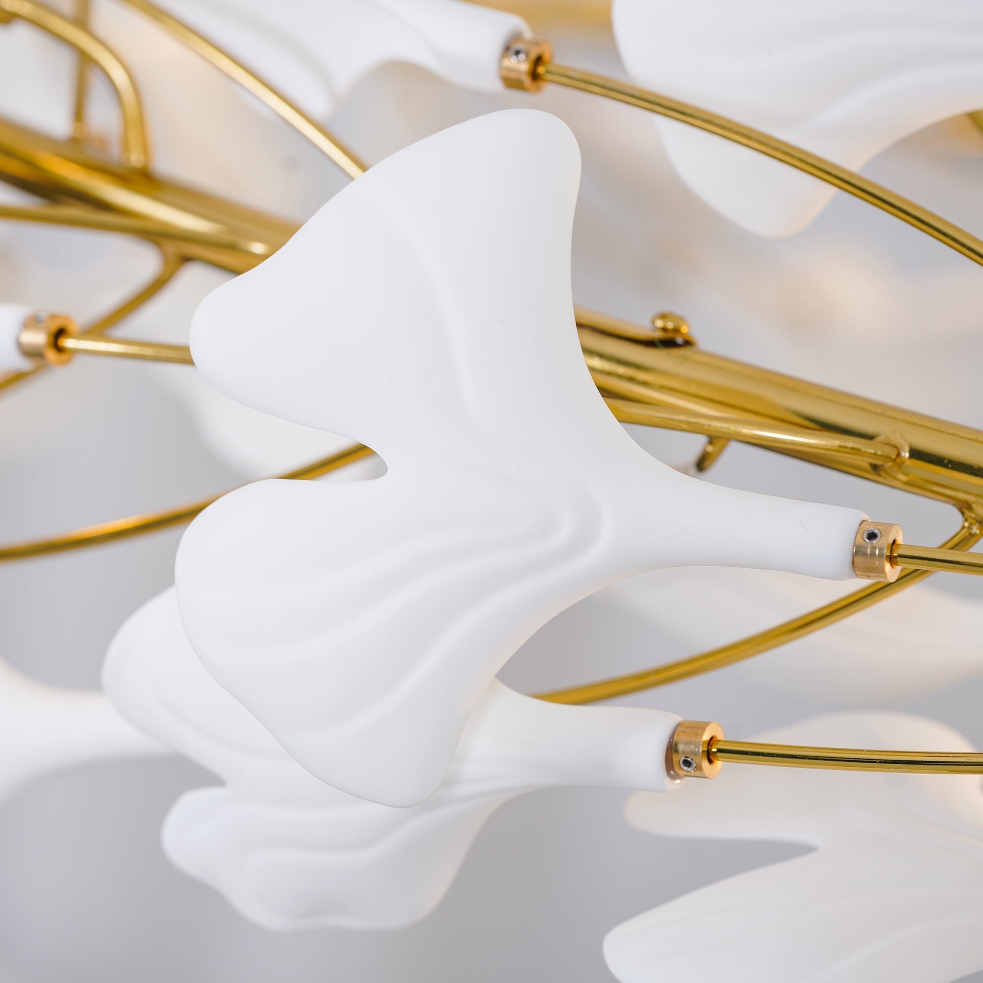 Olivia Lampadario moderno a LED dorato GinkLuxe, metallo e ceramica