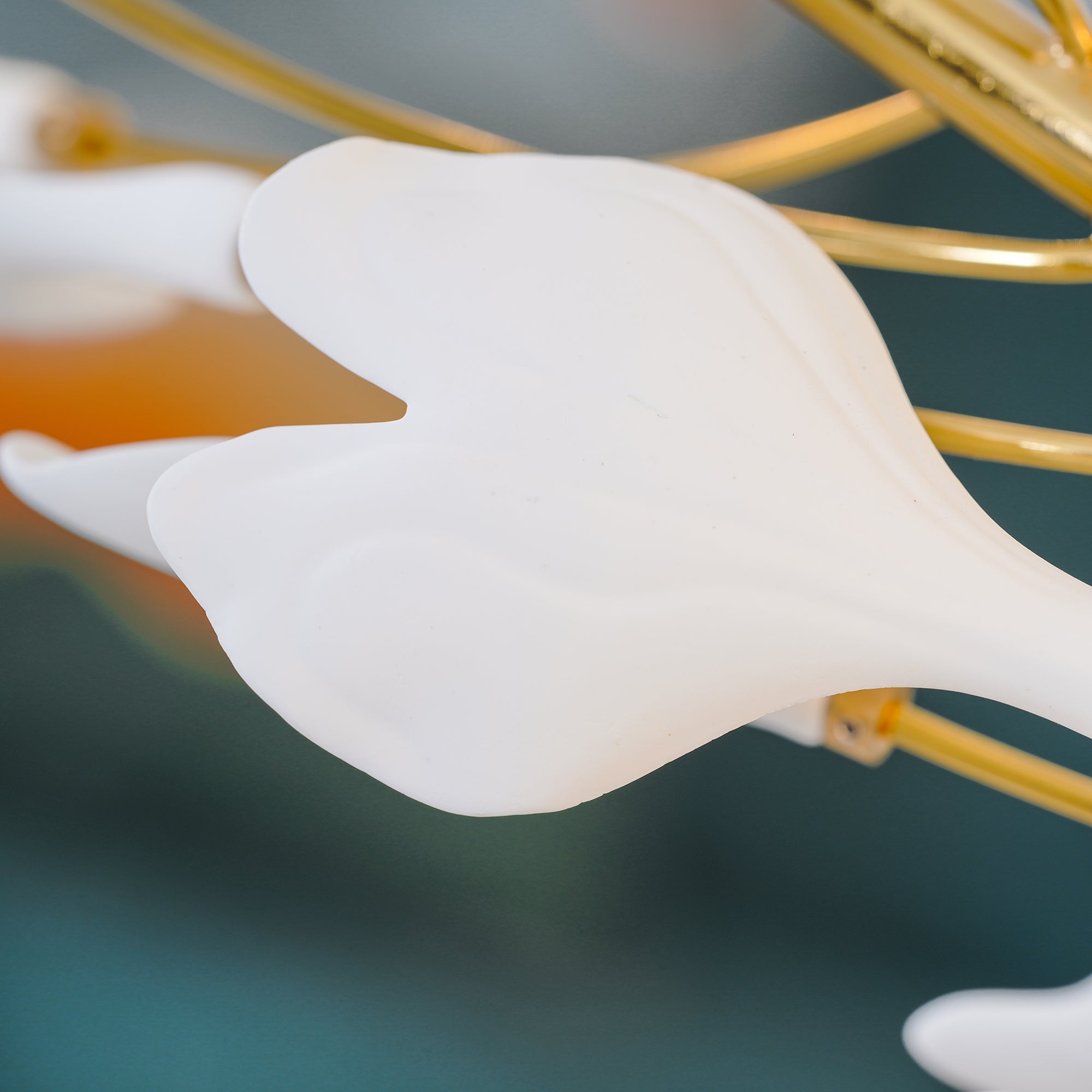 Olivia Lampadario moderno a LED dorato GinkLuxe, metallo e ceramica