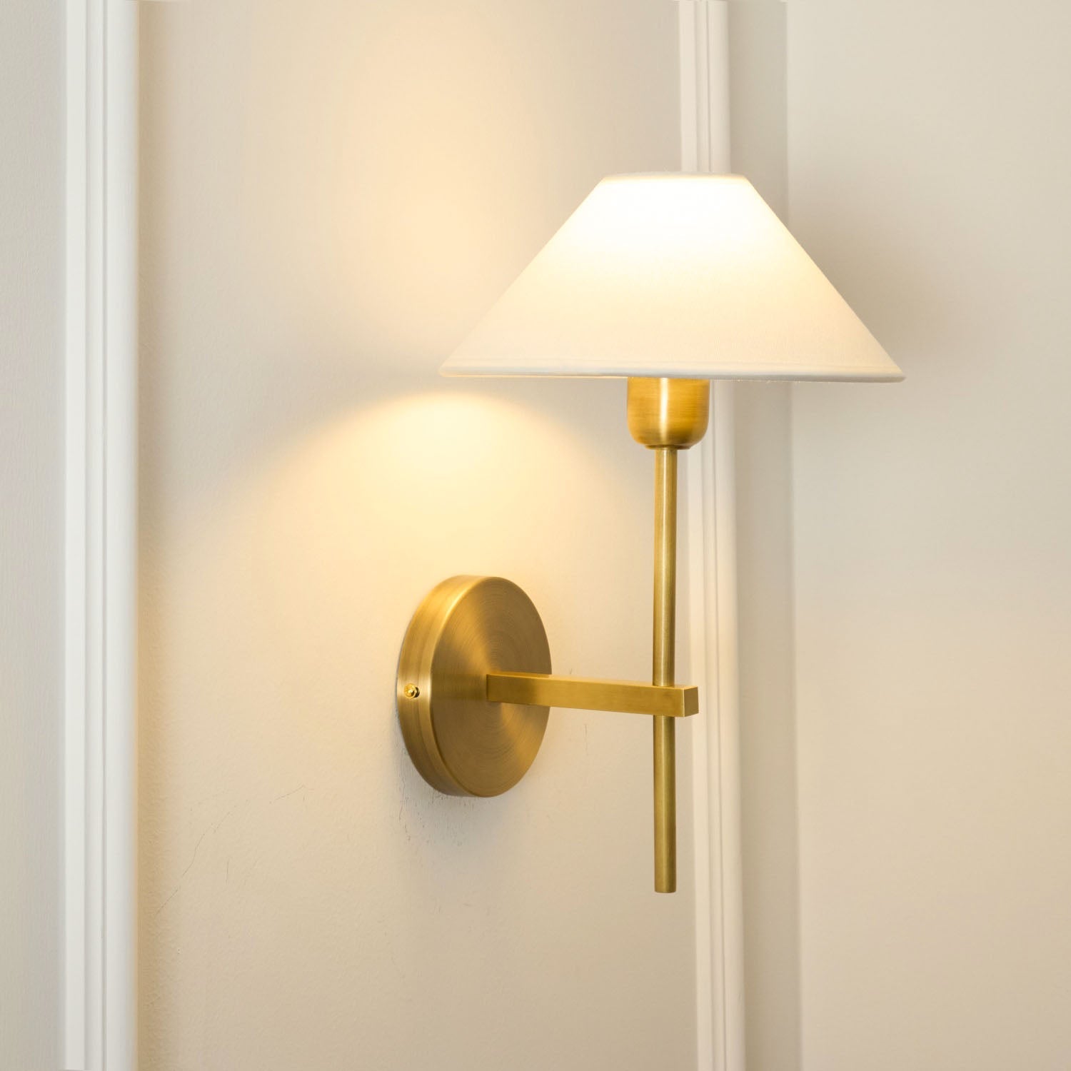 Silva Applique da Parete con Paralume a Cono Bianco in Tessuto