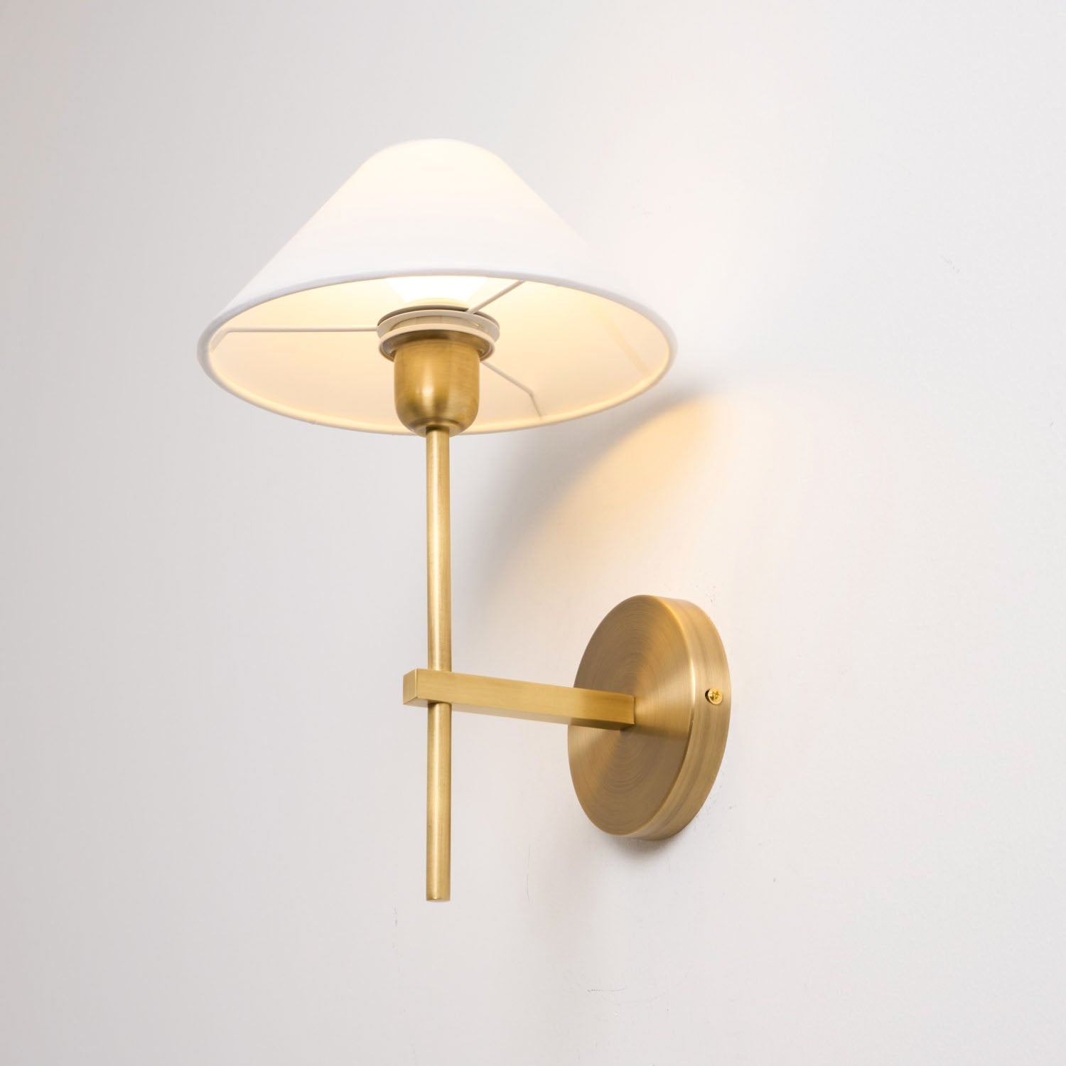 Silva Applique da Parete con Paralume a Cono Bianco in Tessuto