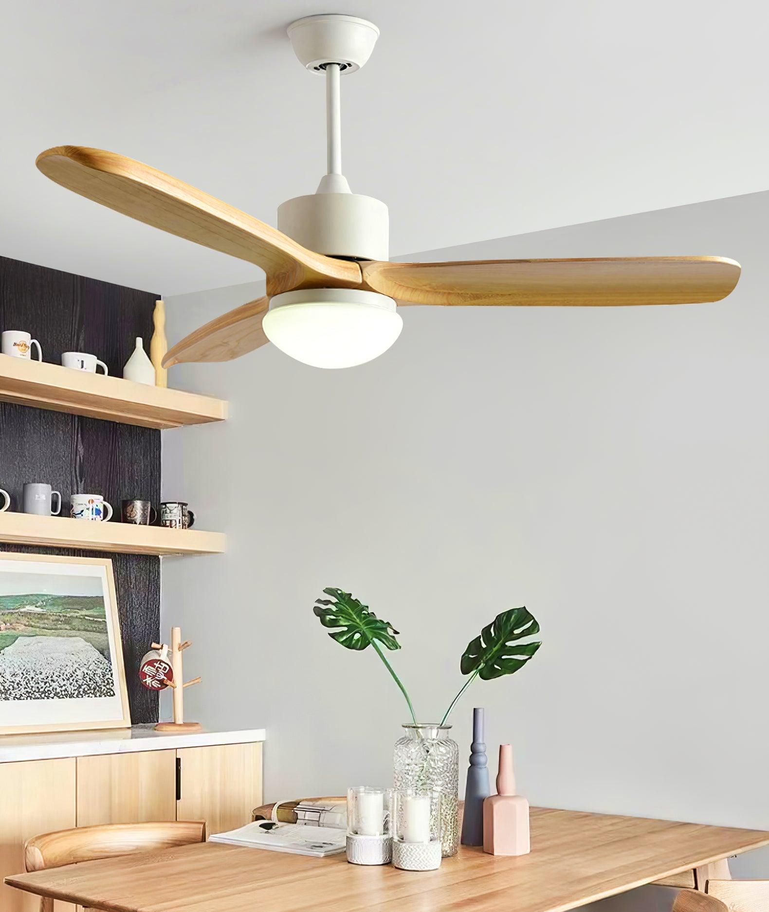 Ventilatore con luce Brivel installato in una cucina, evidenziando la sua resistenza all'umidità.