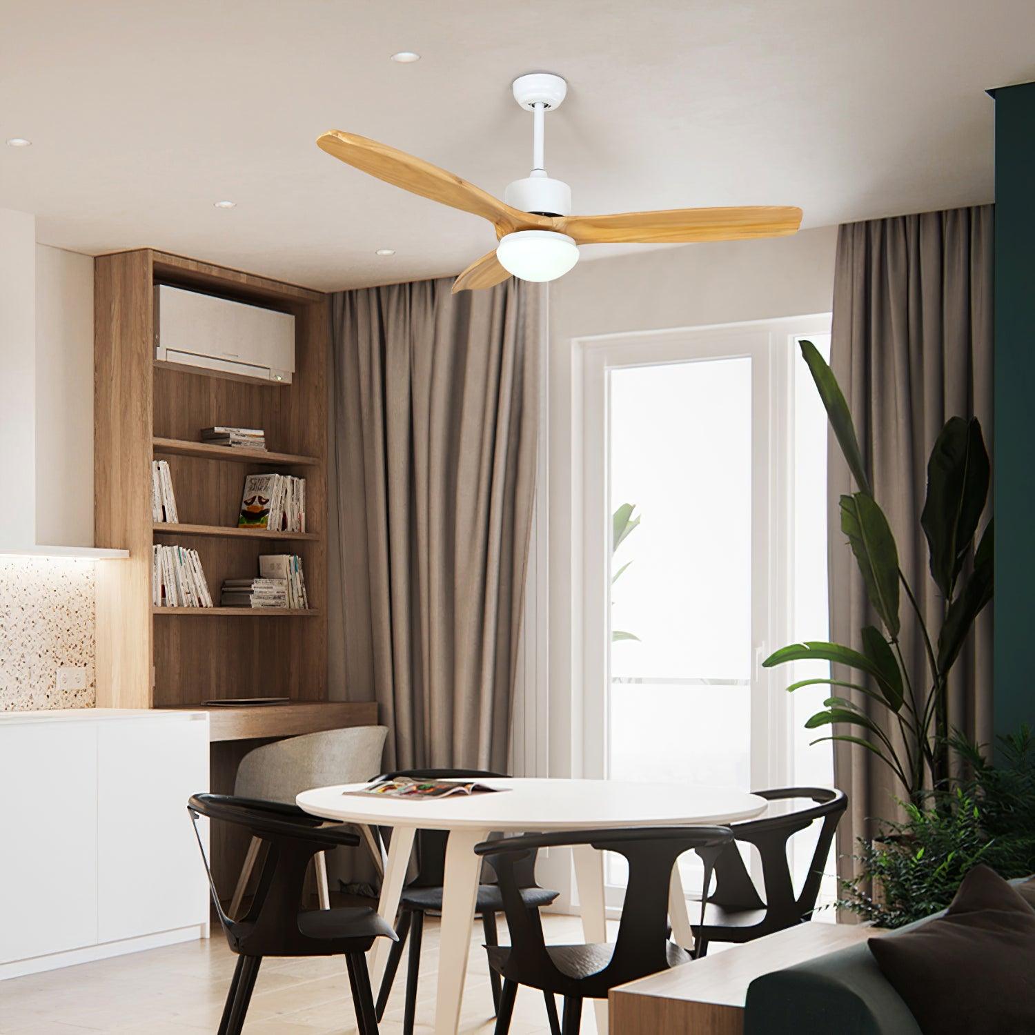 Ventilatore con luce Brivel Elegance che illumina un soggiorno moderno.