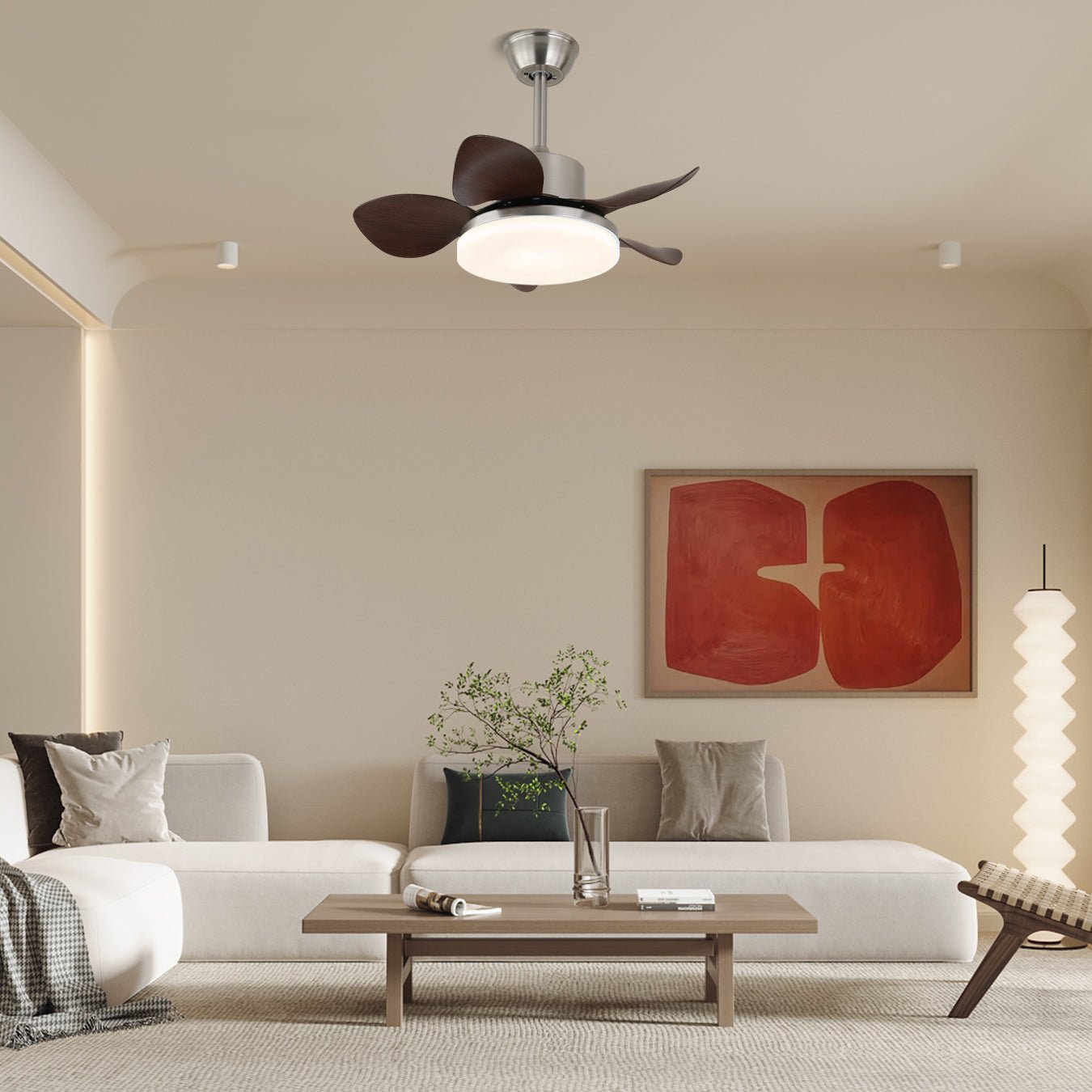 Vista ravvicinata delle pale in legno di noce e della struttura in metallo del ventilatore da soffitto con luce Kaelen.