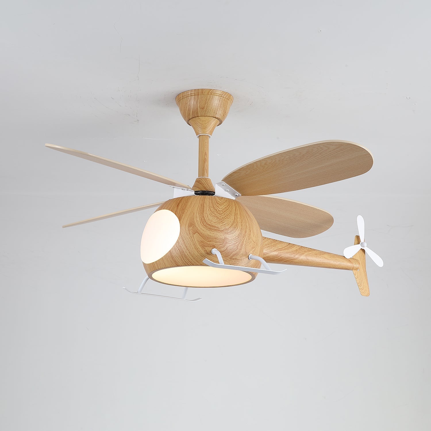 Immagine lifestyle del ventilatore con luce Aviara in una camera da letto
