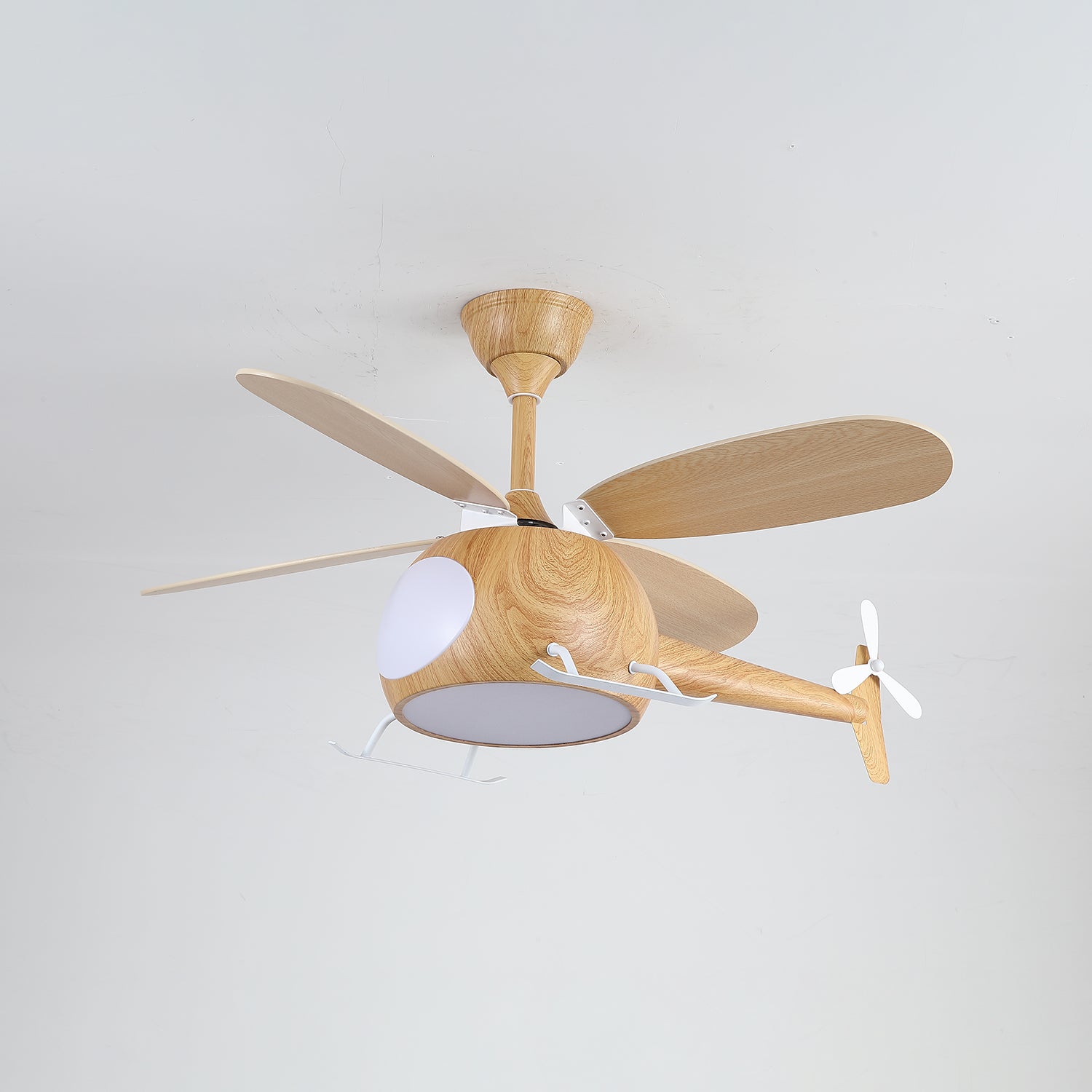 Ventilatore con luce Aviara che mostra il suo diffusore in acrilico bianco