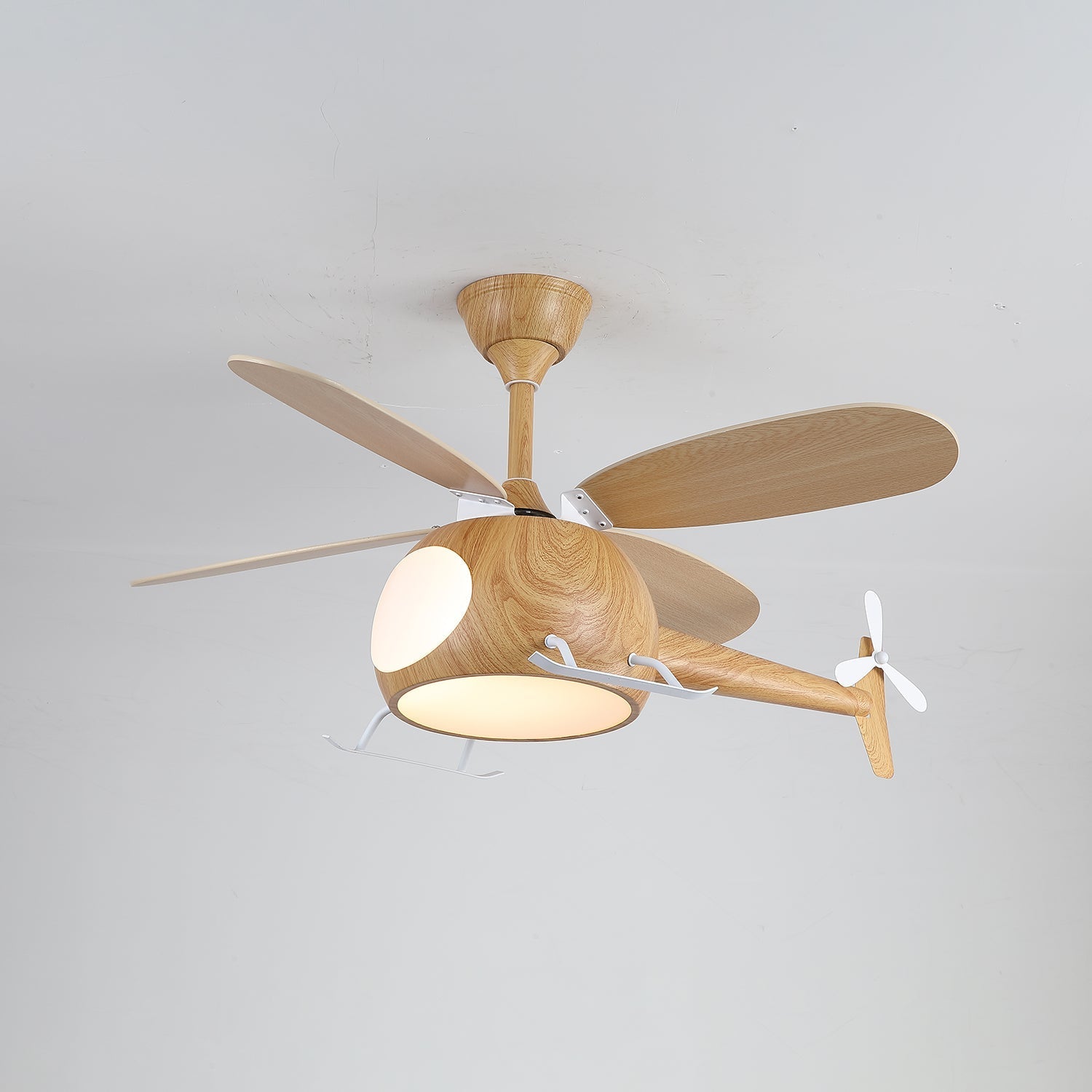 Primo piano della struttura in metallo del ventilatore con luce