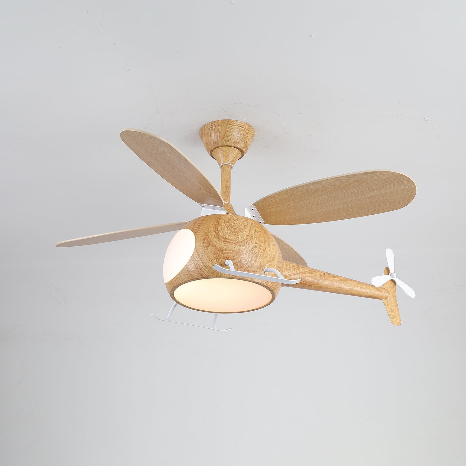 Ventilatore con luce Aviara che mostra la sua installazione cablata
