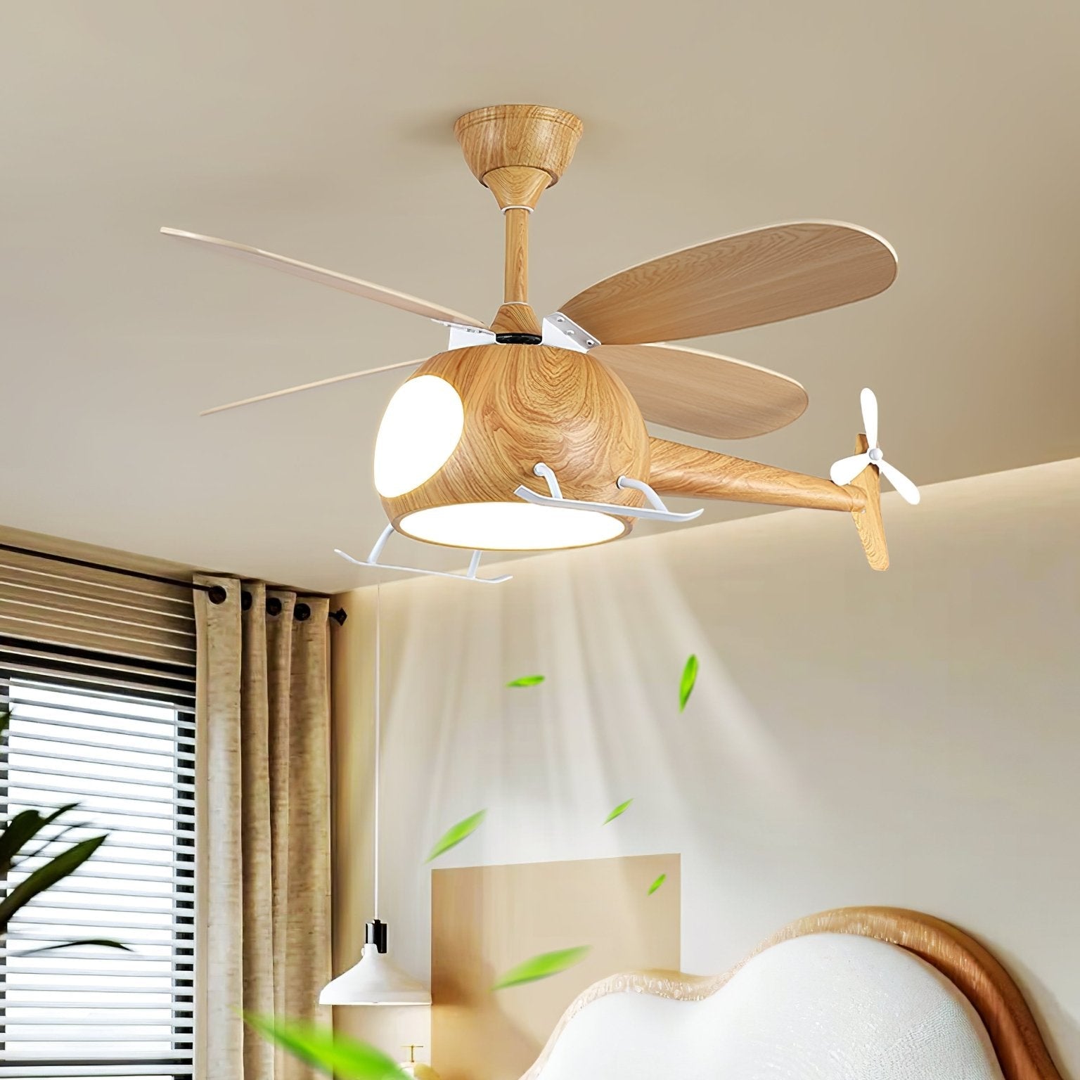 Vista dall'alto del ventilatore da soffitto Aviara con pale effetto legno