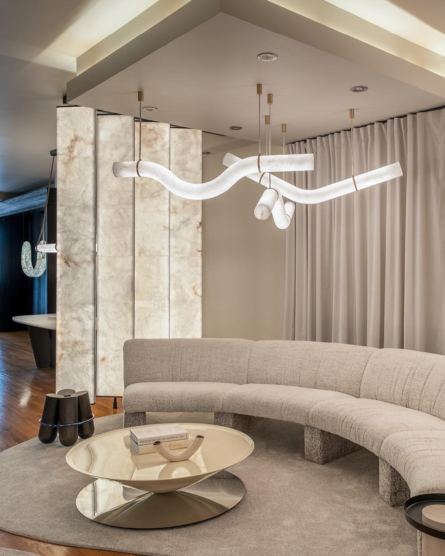 Utalyra Curved Alabaster Pendant Light - Neutralighting