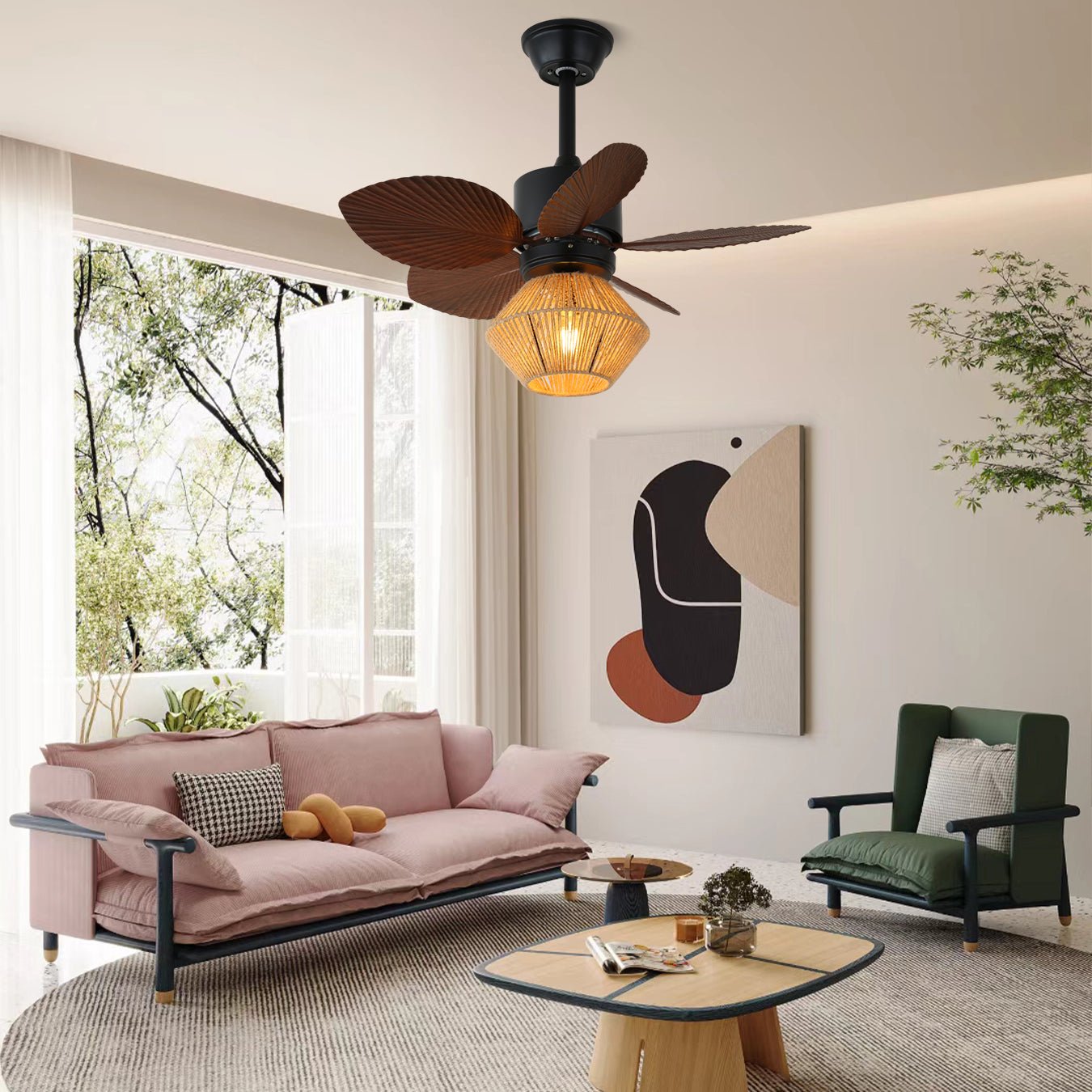 Ventilatore da soffitto Solaya in un ambiente soggiorno in stile tropicale