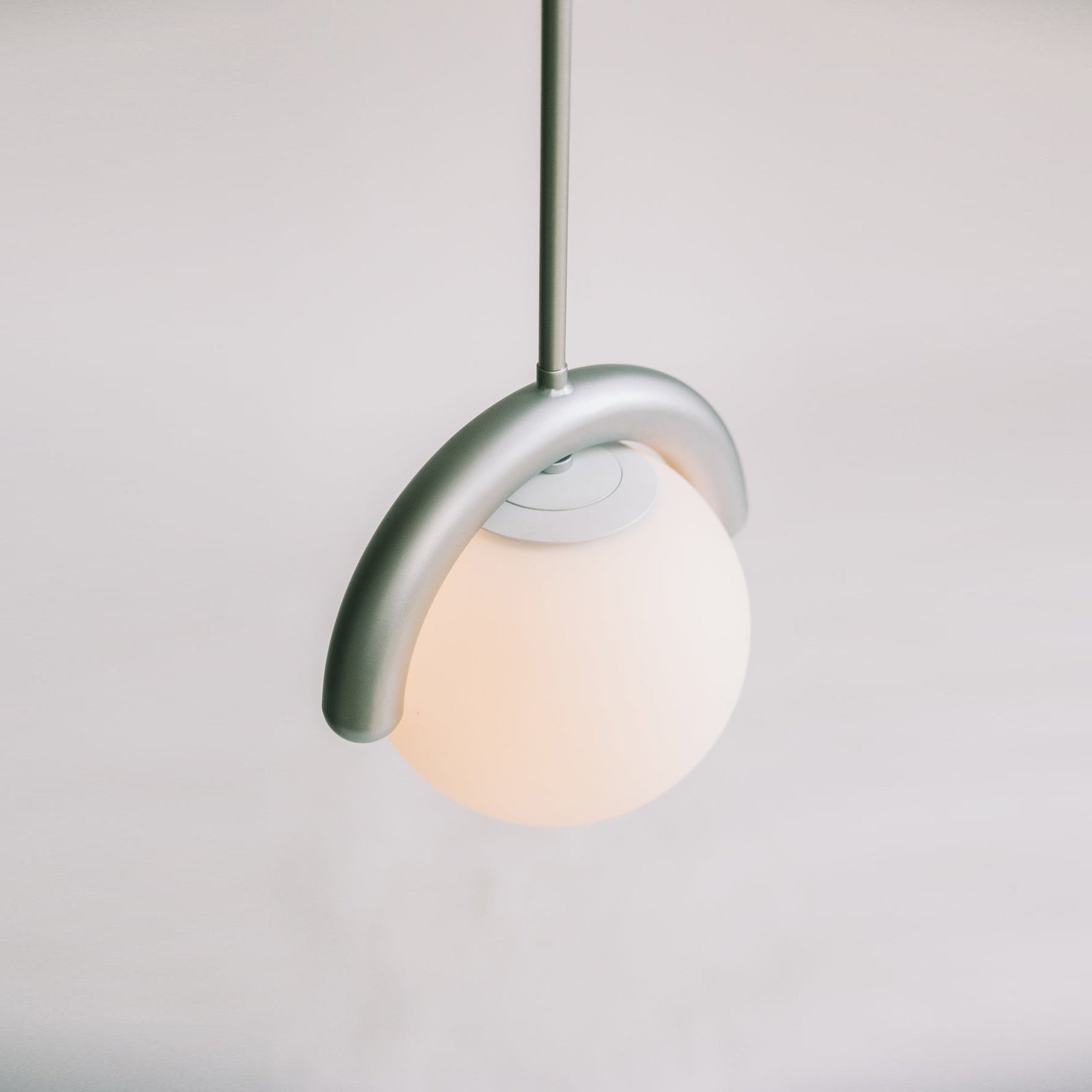 Aria Lampadario Lineare Rosso e Argento