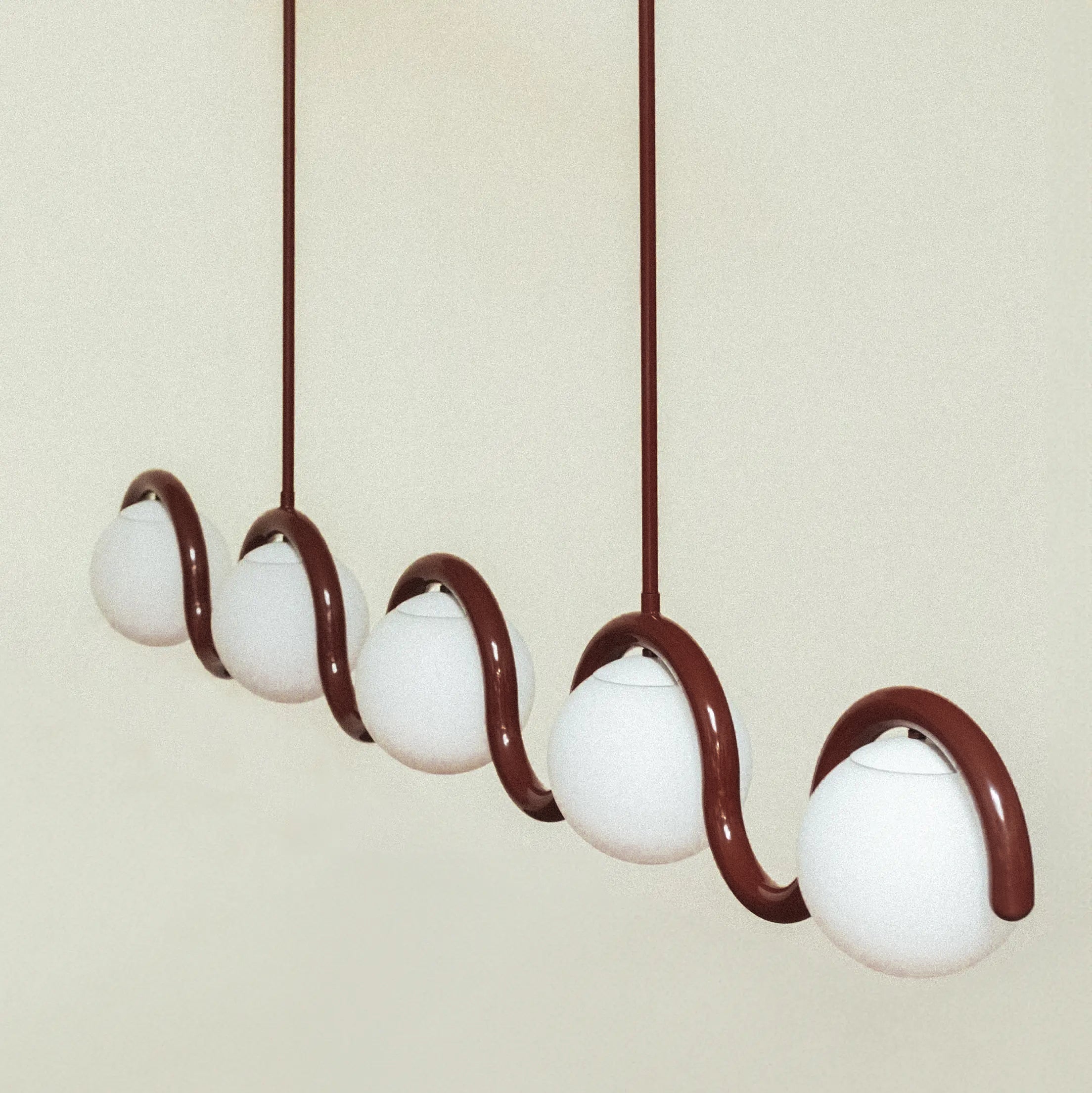 Aria Lampadario Lineare Rosso e Argento