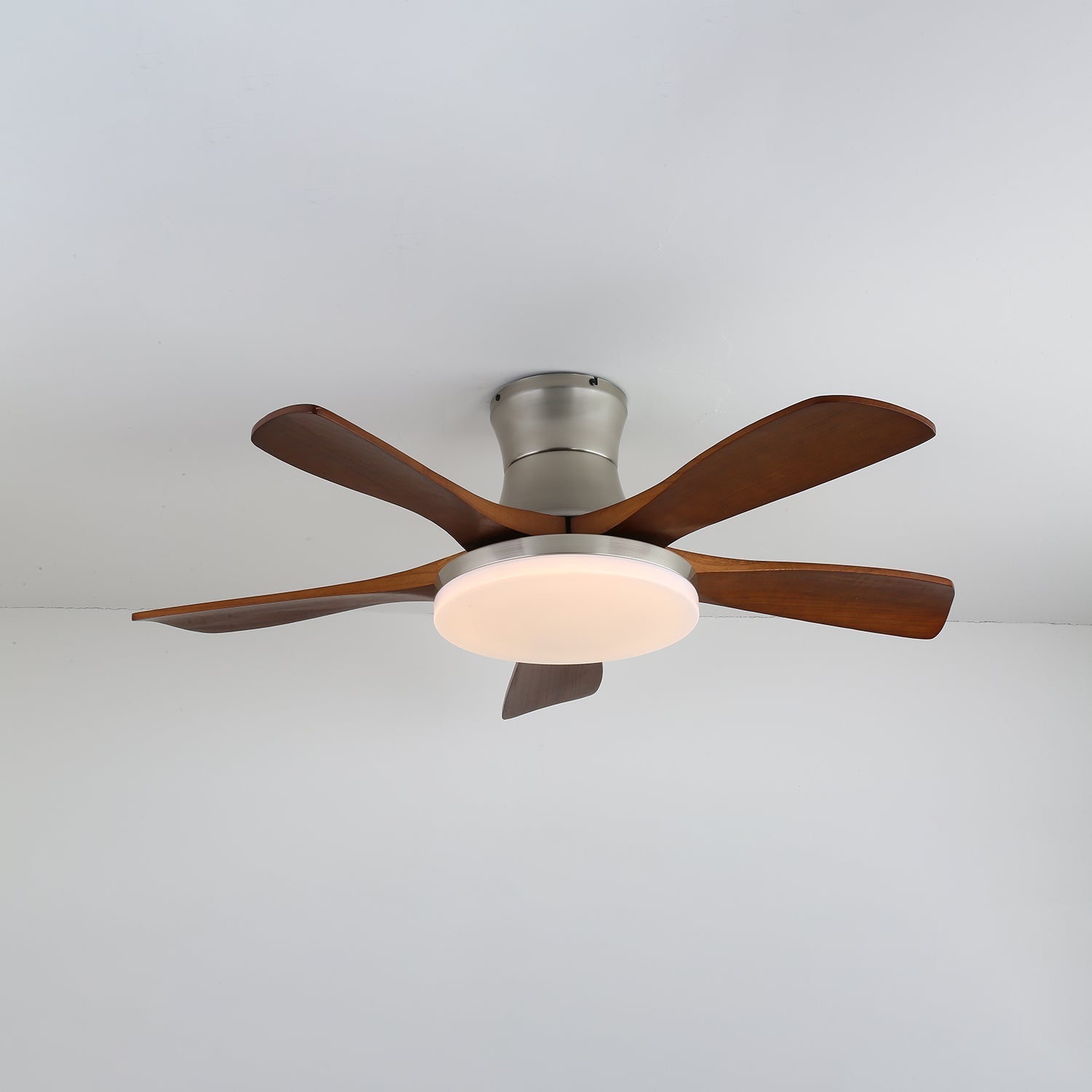 Immagine lifestyle del ventilatore da soffitto Brevo con luce come elemento centrale in un interno contemporaneo.