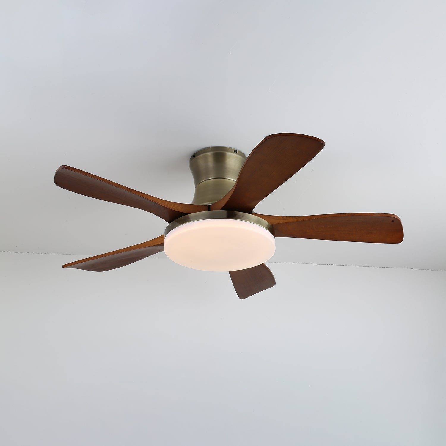 Ventilatore da soffitto Brevo con luce in funzione, che illustra il suo flusso d'aria silenzioso ed efficiente dal punto di vista energetico.
