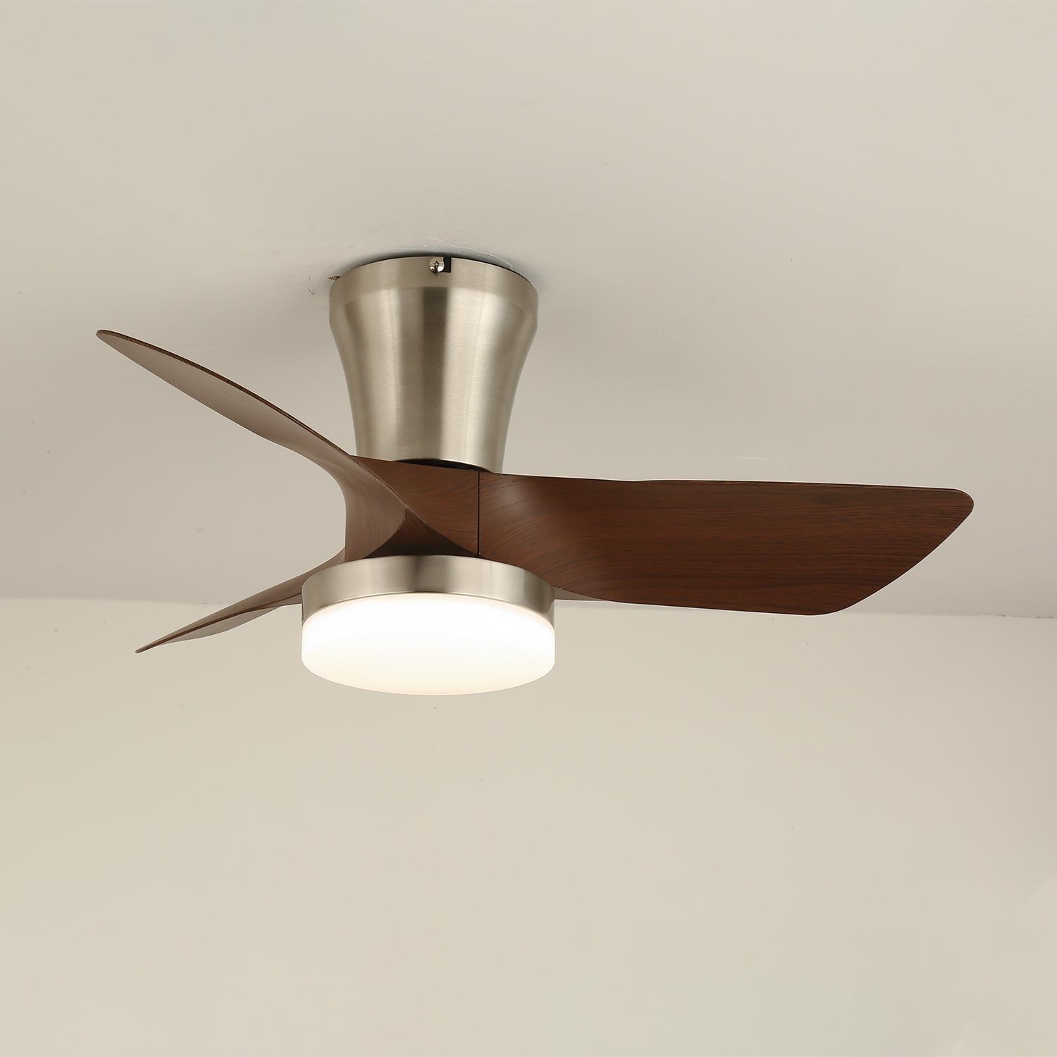 Dettaglio della struttura in metallo e del paralume in acrilico del Ventilatore da Soffitto Trivon