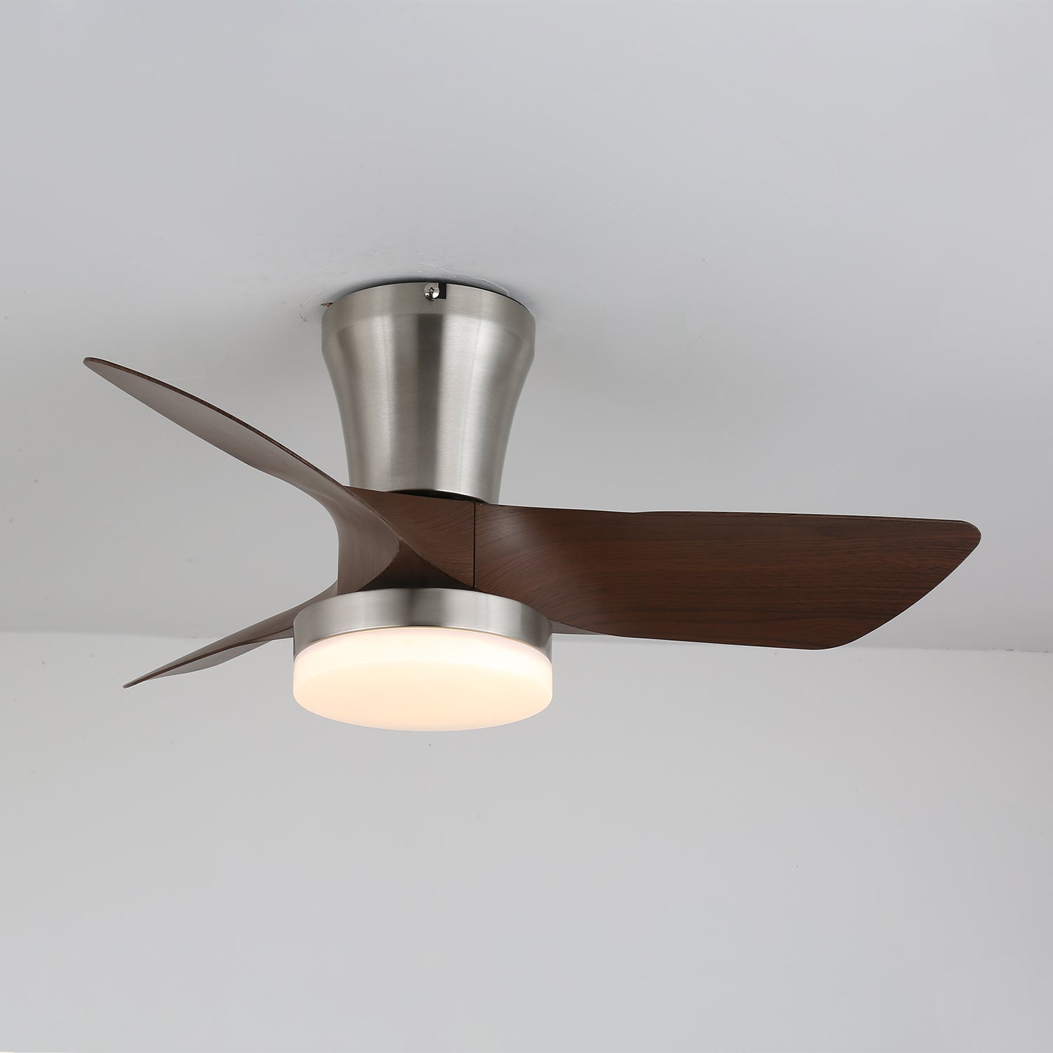 Ventilatore da Soffitto Moderno in Legno Trivon, che mostra il LED integrato