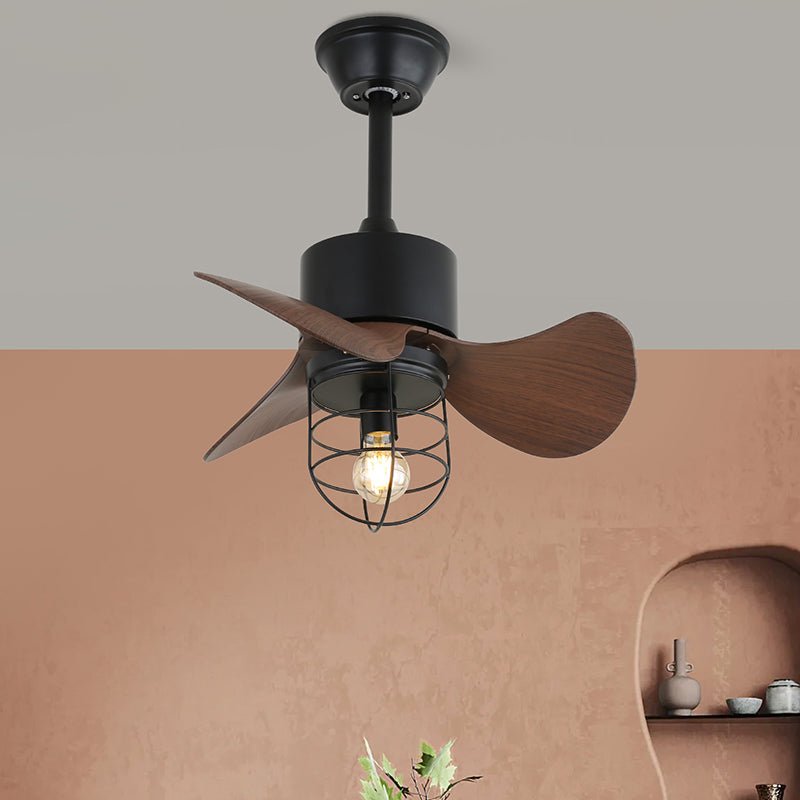 Primo piano del ventilatore da soffitto industriale Daxon con luce, che mostra le pale in ABS