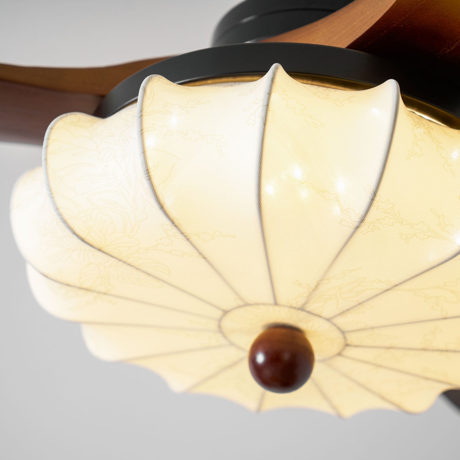 Ventilatore da Soffitto con Luce Jasper Bloom, che mostra il suo design elegante