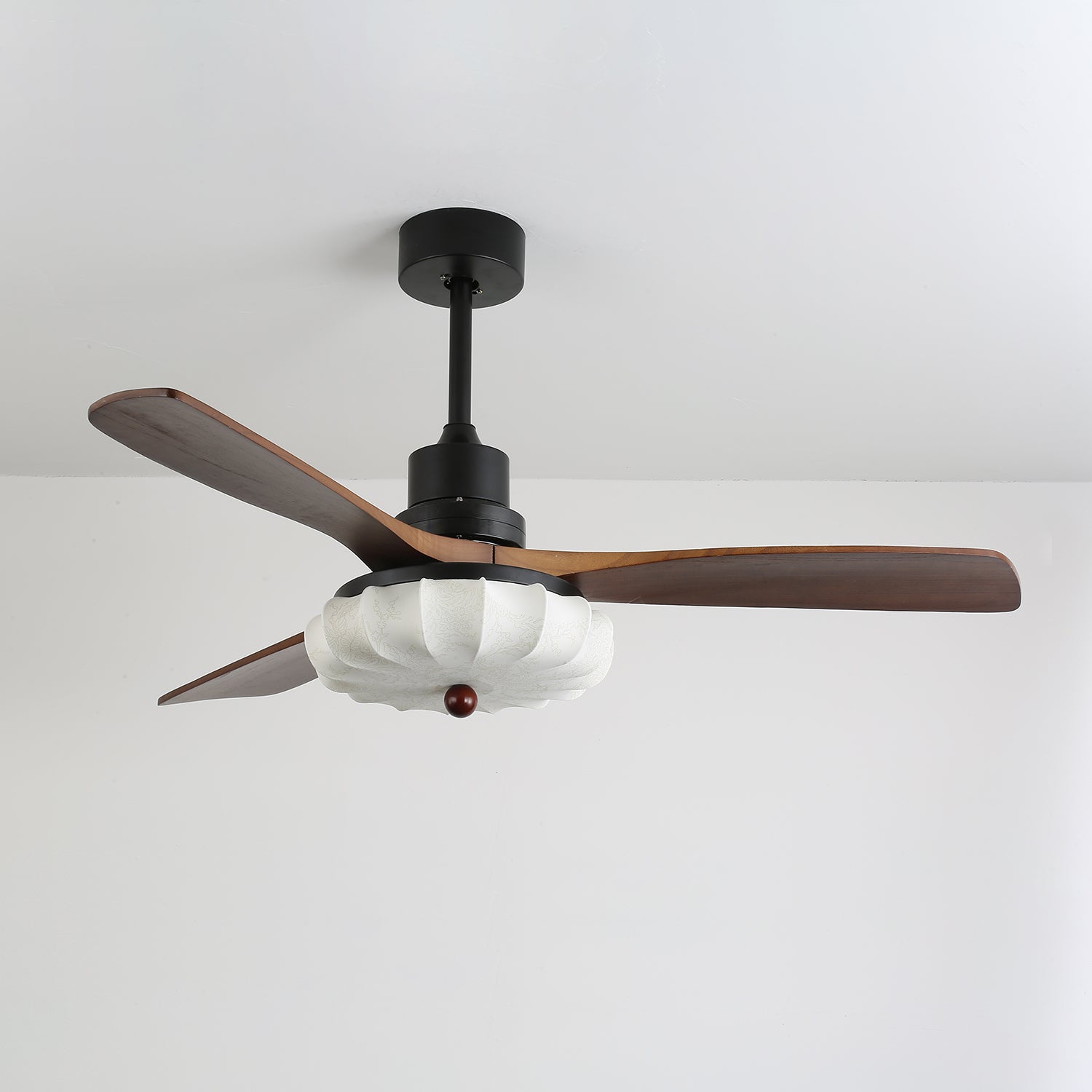 Ventilatore da Soffitto con Luce Jasper Bloom, che mostra le texture naturali del legno