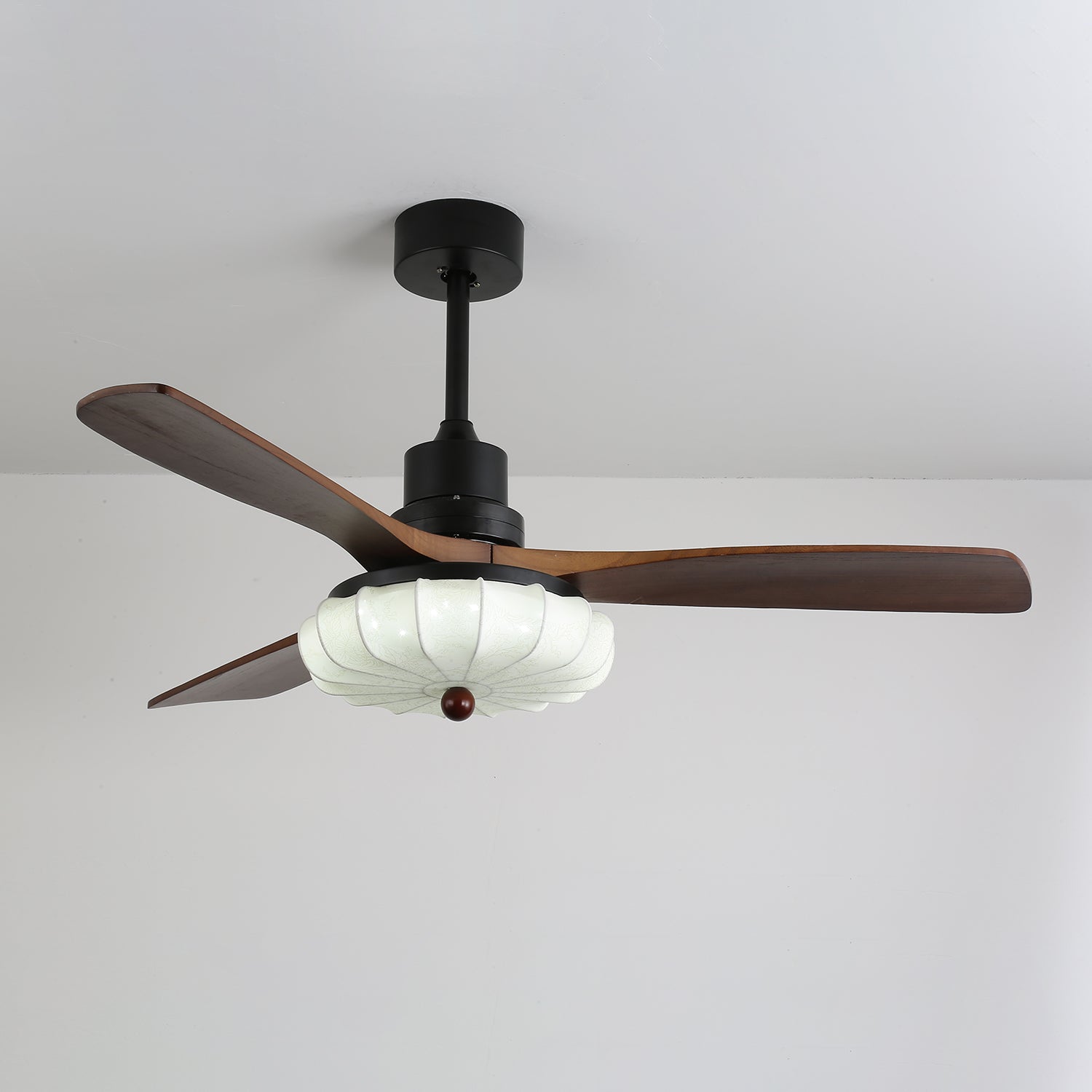 Ventilatore da Soffitto con Luce Jasper Bloom, che mostra l'effetto di luce ambientale