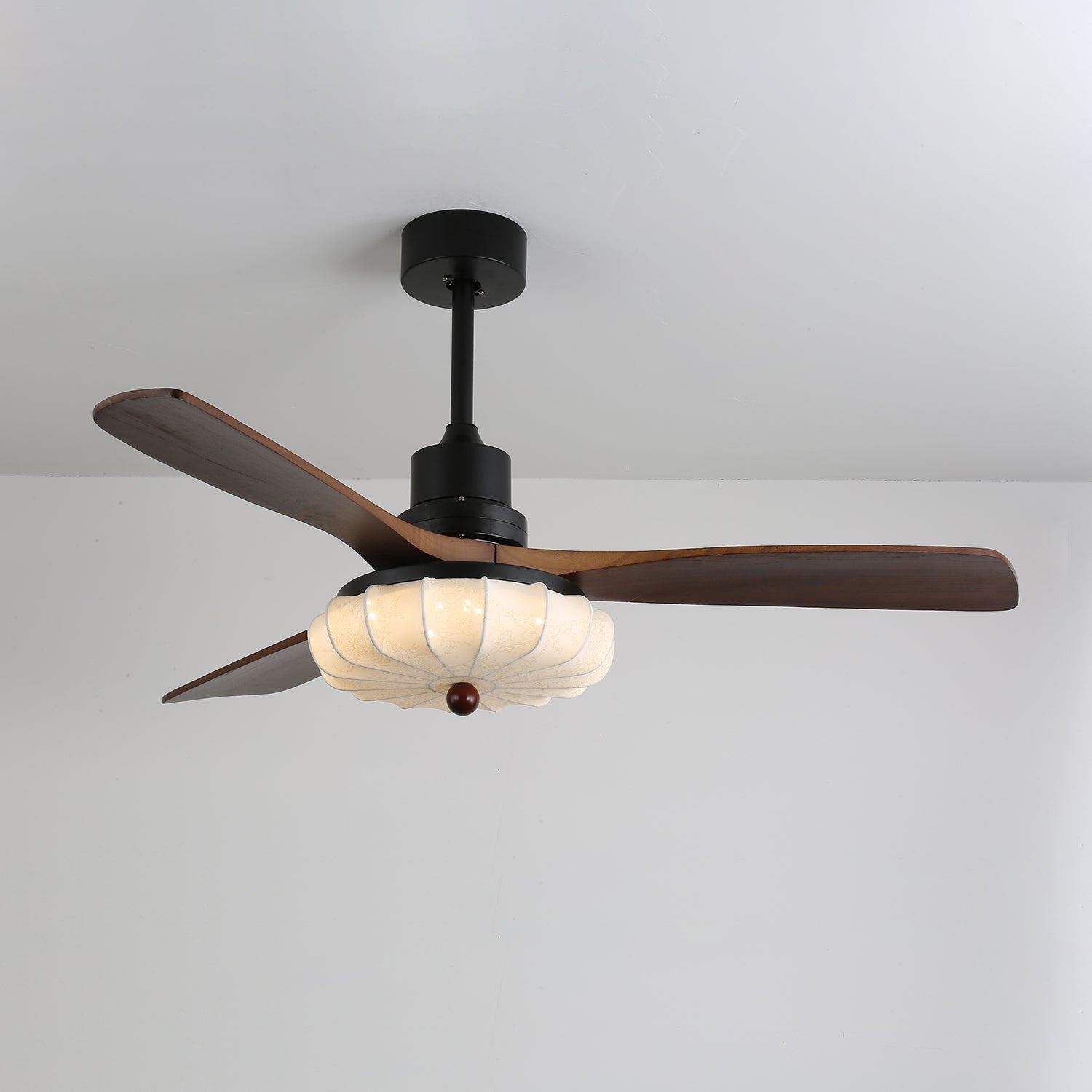 Ventilatore da Soffitto con Luce Jasper Bloom, dettaglio delle finiture nere opache