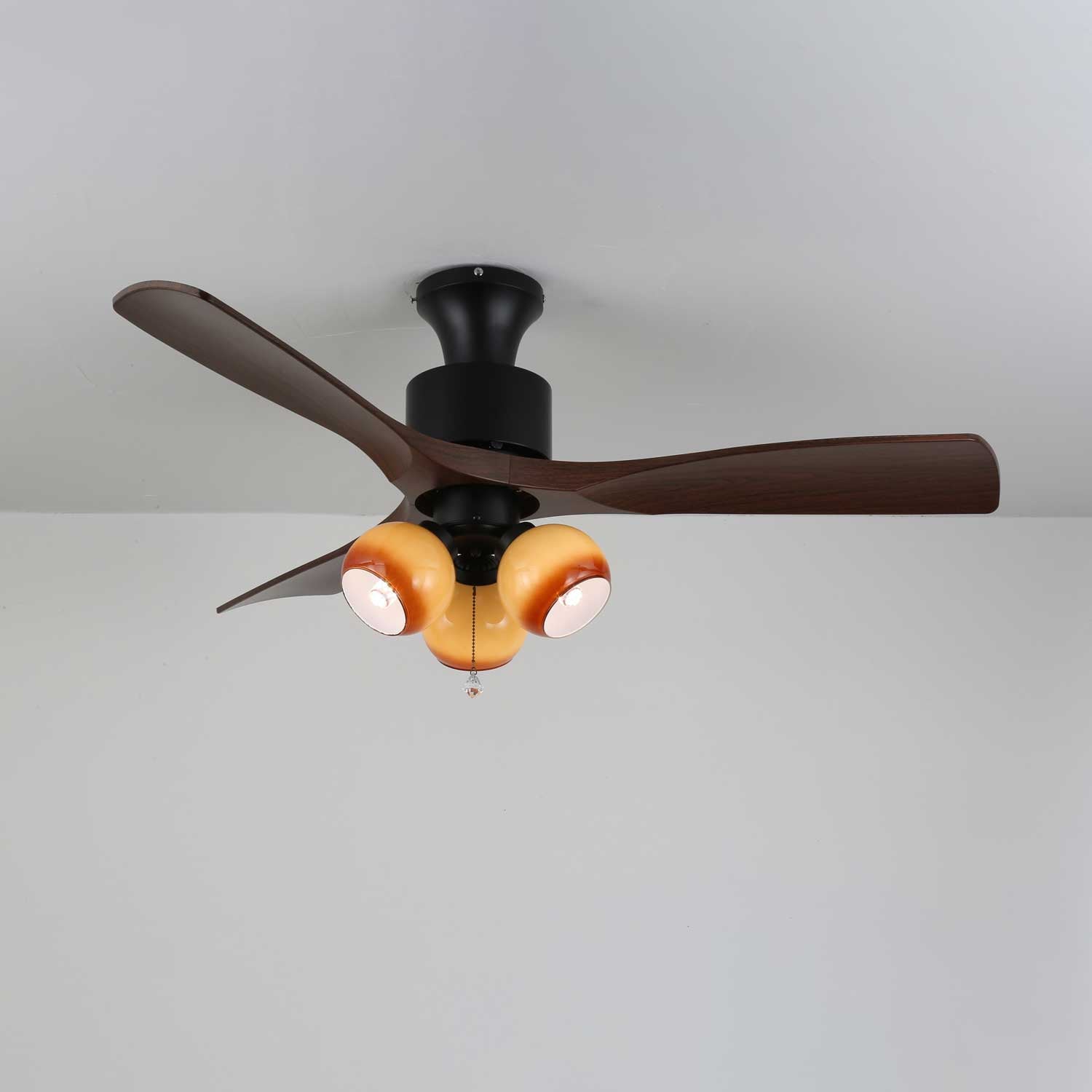 Vista ravvicinata del paralume in vetro del ventilatore da soffitto Gwen Vintage