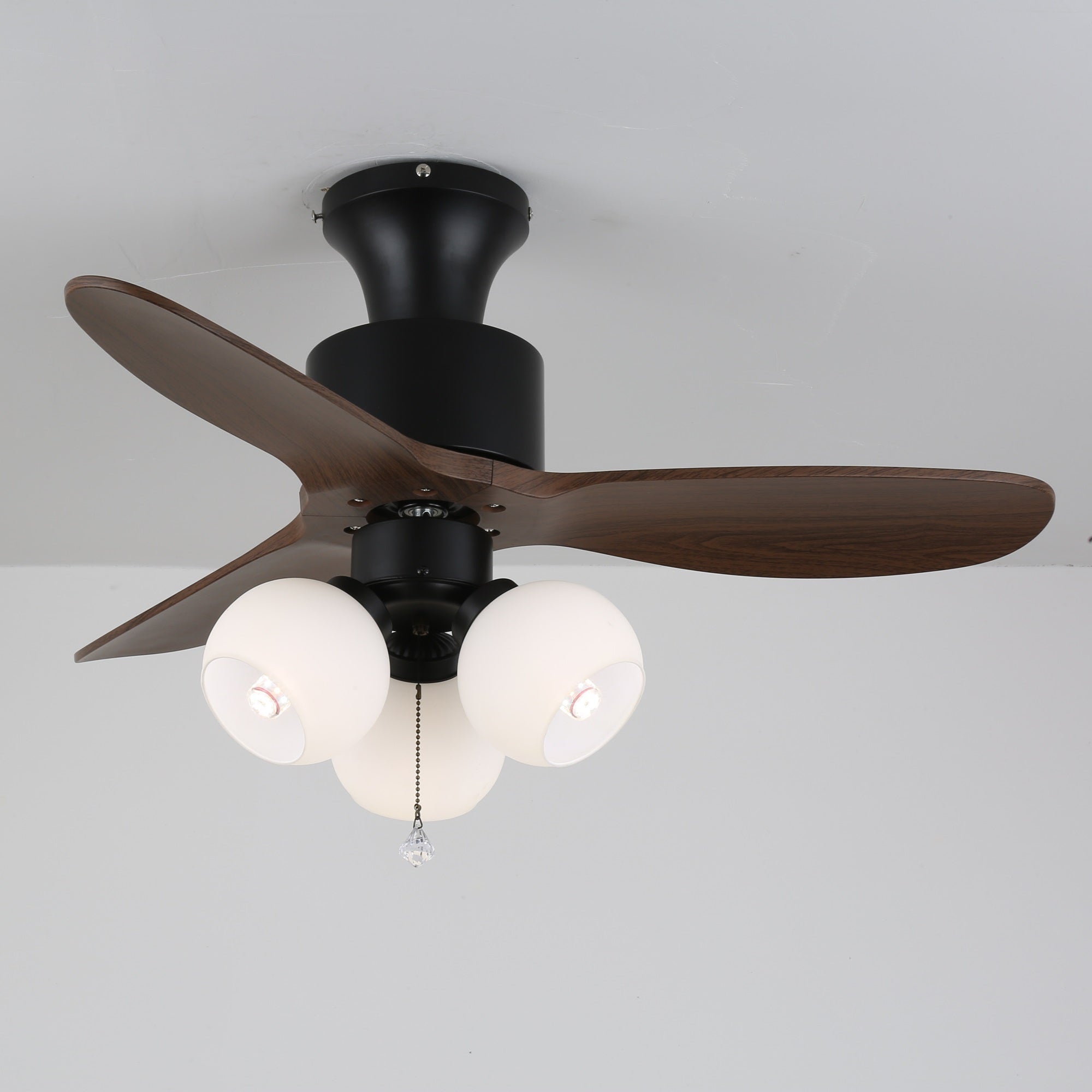 Vista dall'alto del ventilatore da soffitto con luce che mostra il design delle pale