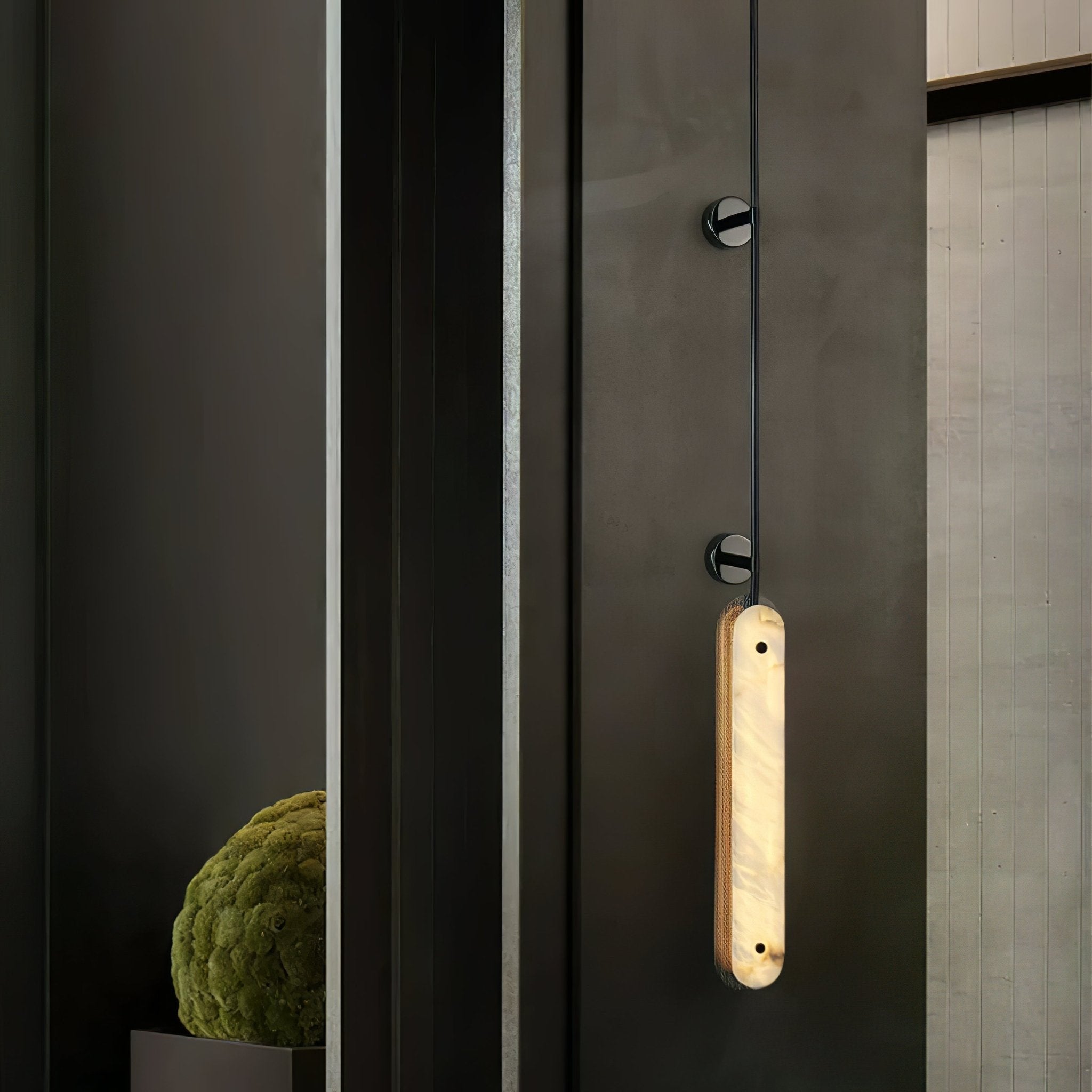 Ilaeir Vertical Alabaster Pendant Light - Neutralighting