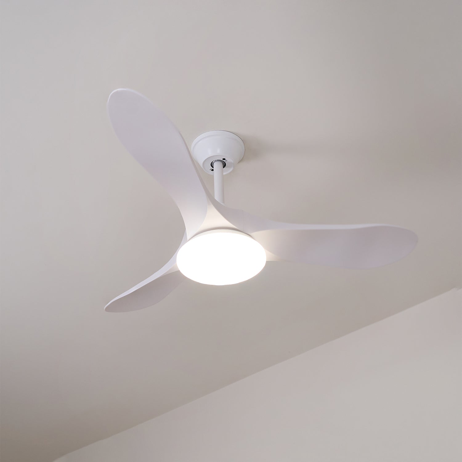 Dettaglio della struttura in metallo del Ventilatore da Soffitto con Luce NovaVent.