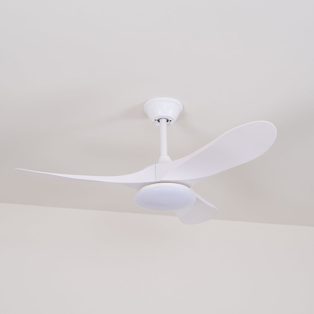 Ventilatore da Soffitto Minimalista Oriken, che mostra il suo design minimalista