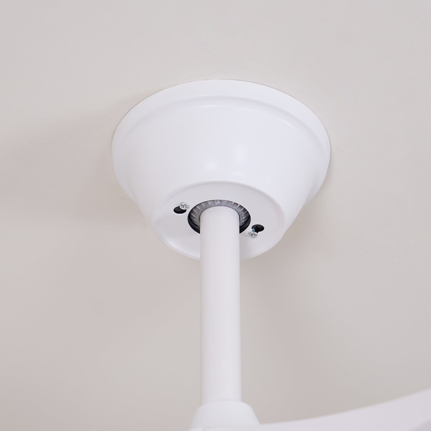 Ventilatore da soffitto moderno Velix in legno con luce, che mostra il suo design adatto ad ambienti umidi