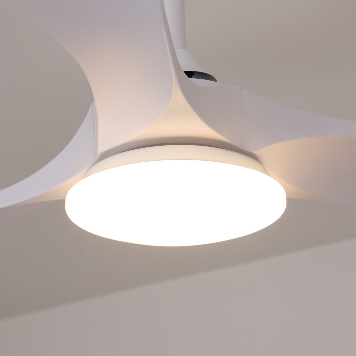 Ventilatore da soffitto moderno Velix in legno con luce, perfetto per ambienti interni