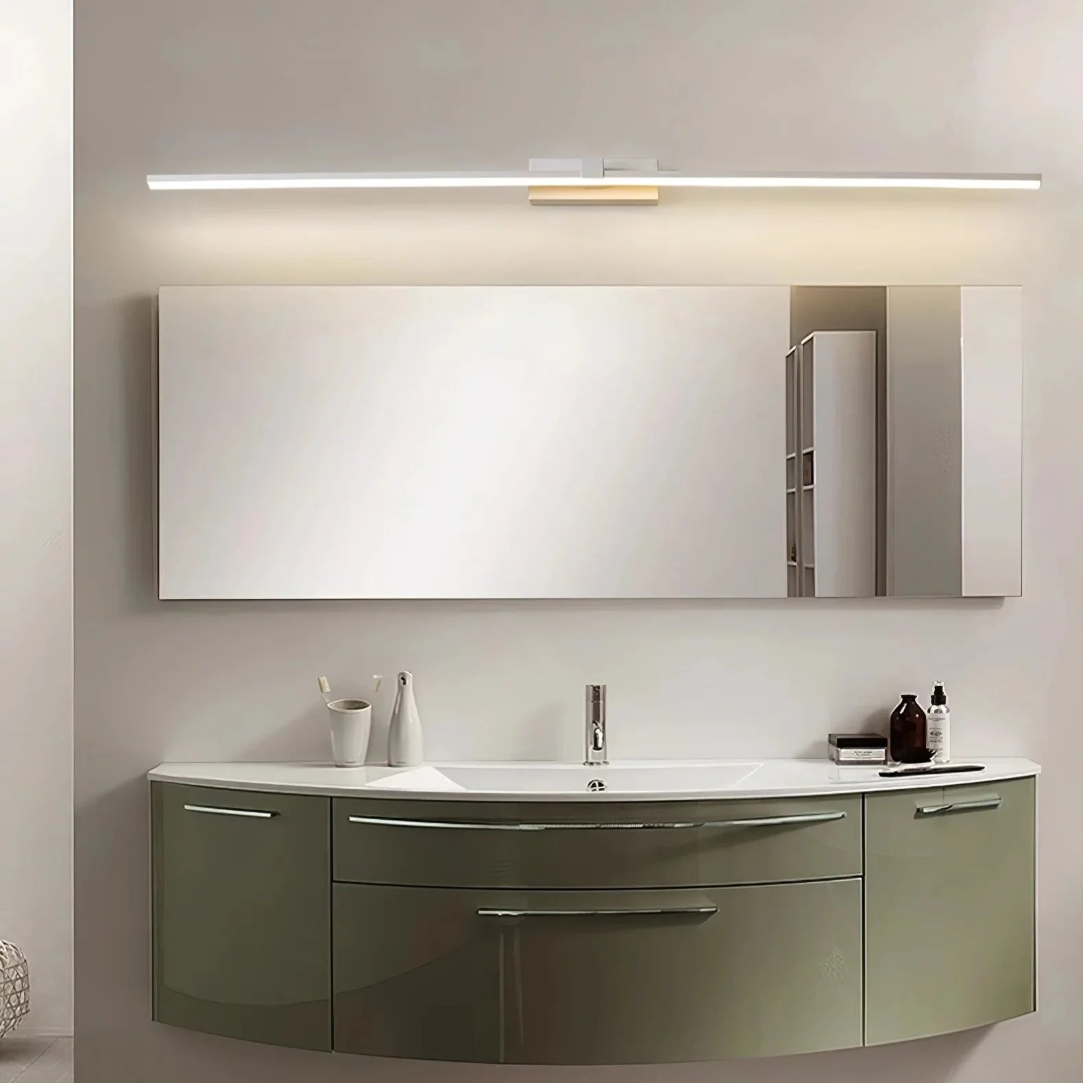 Arisha Applique da Parete Lineare con Specchio per Vanity