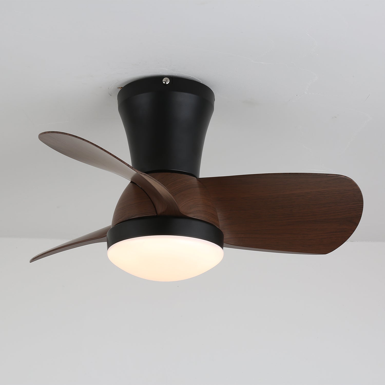 Plafoniera Ventilatore Avelo Moderna in Legno, che mostra la luce LED integrata