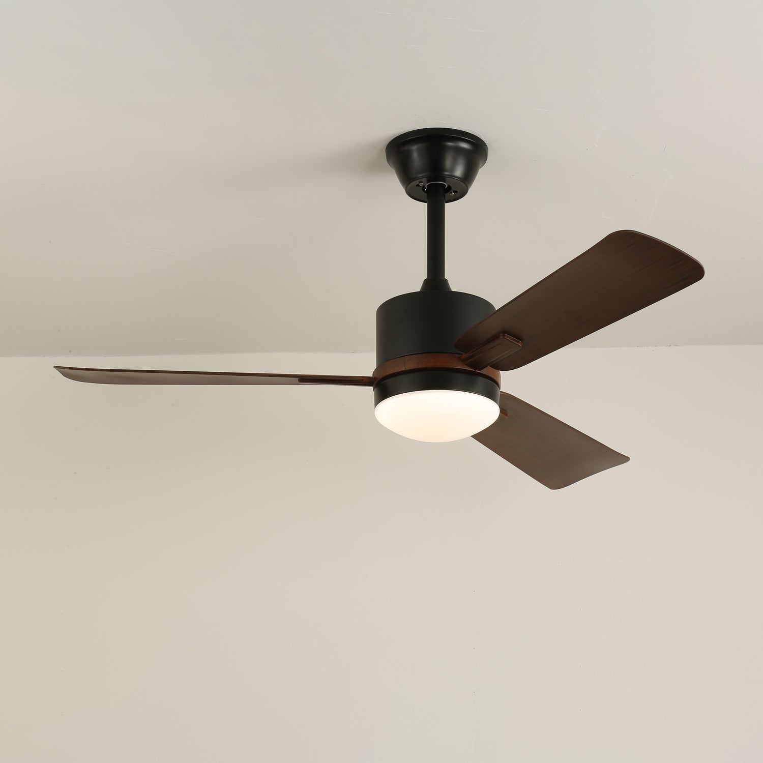Vista laterale del design del ventilatore da soffitto Zeyra moderno in legno con luce