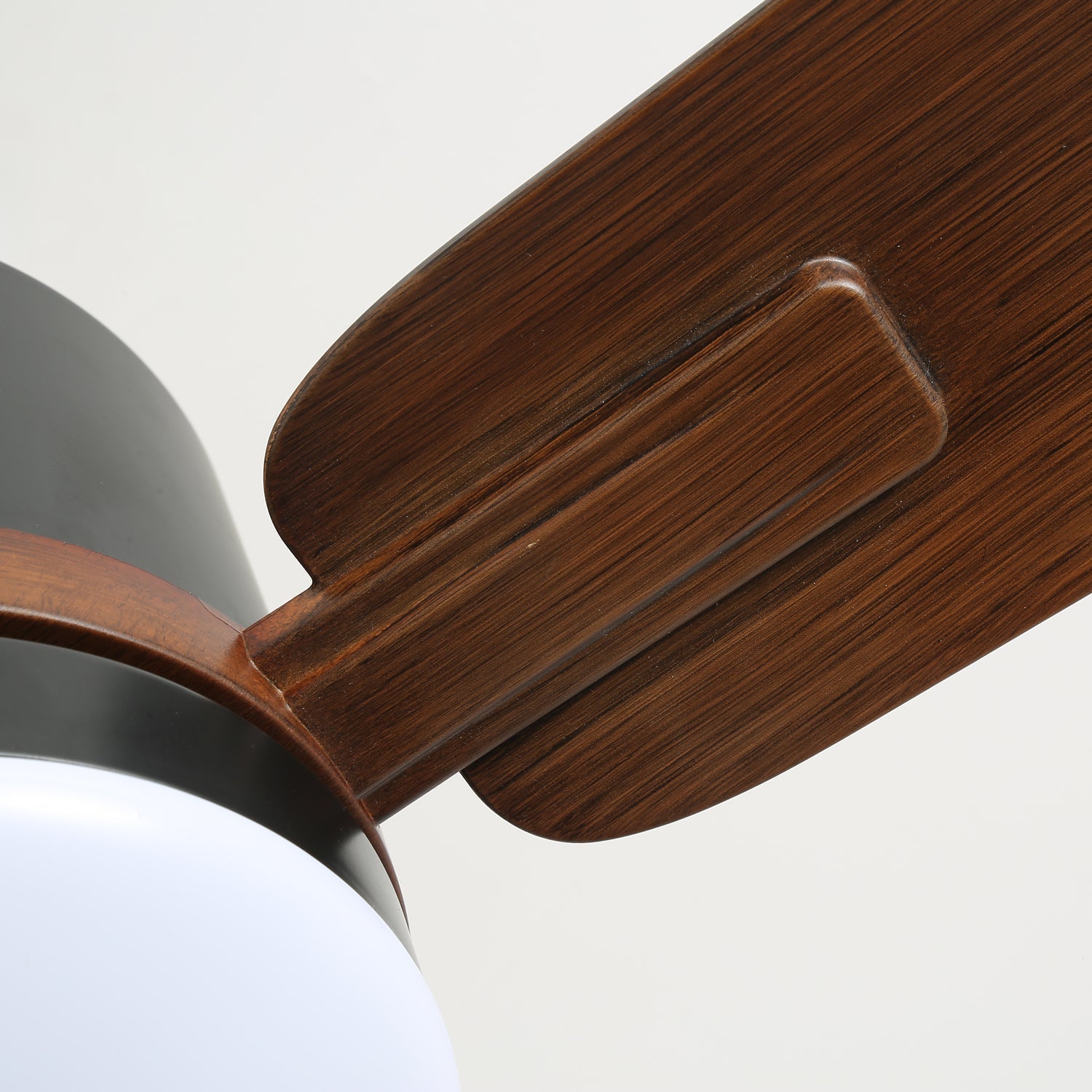Vista dall'alto del ventilatore da soffitto Zeyra moderno in legno con luce