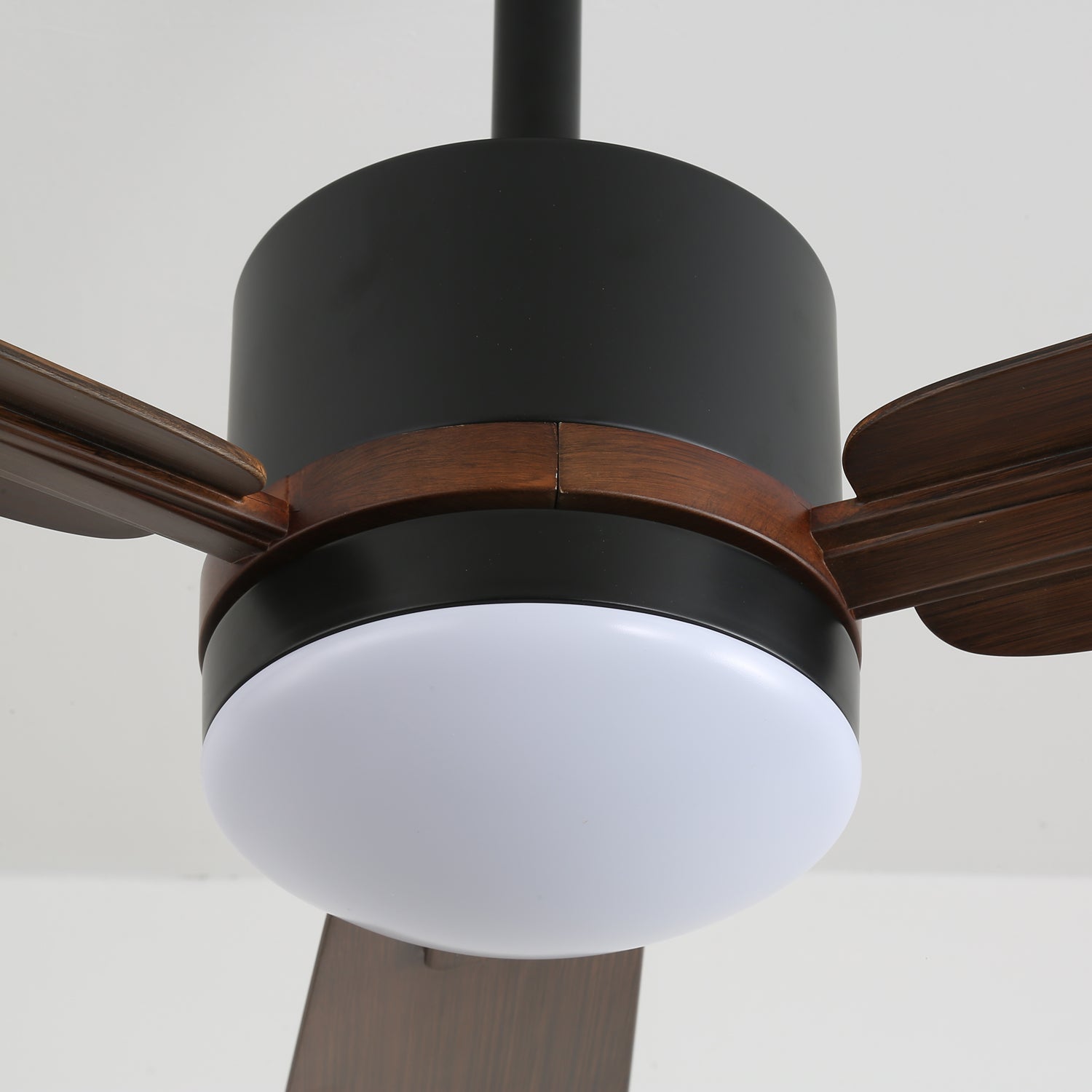 Ventilatore Zeyra con luce che illustra la sua estetica di design elegante e moderno