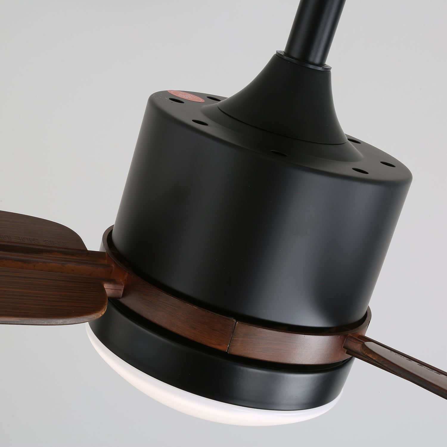 Immagine lifestyle del ventilatore da soffitto Zeyra moderno in legno con luce che valorizza uno spazio