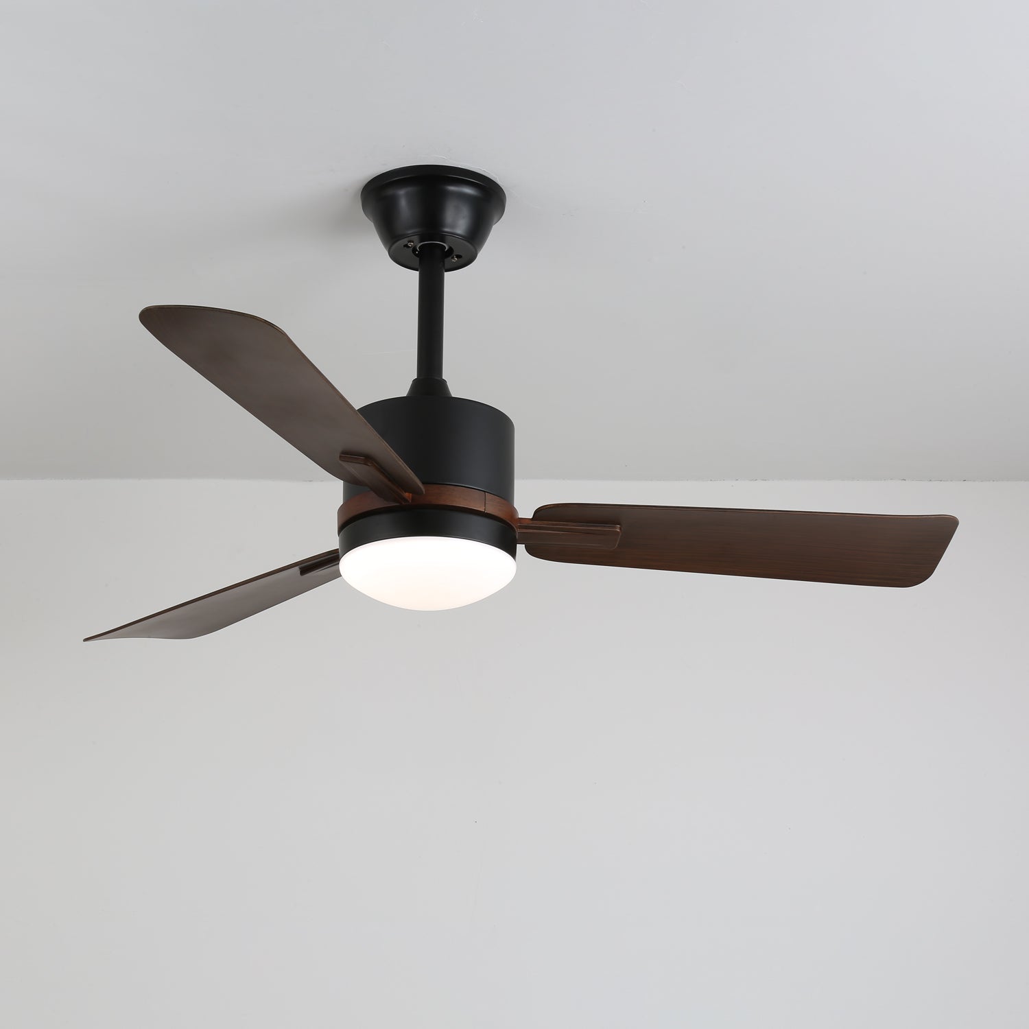 Ventilatore da soffitto Zeyra moderno con luce LED integrata e telecomando