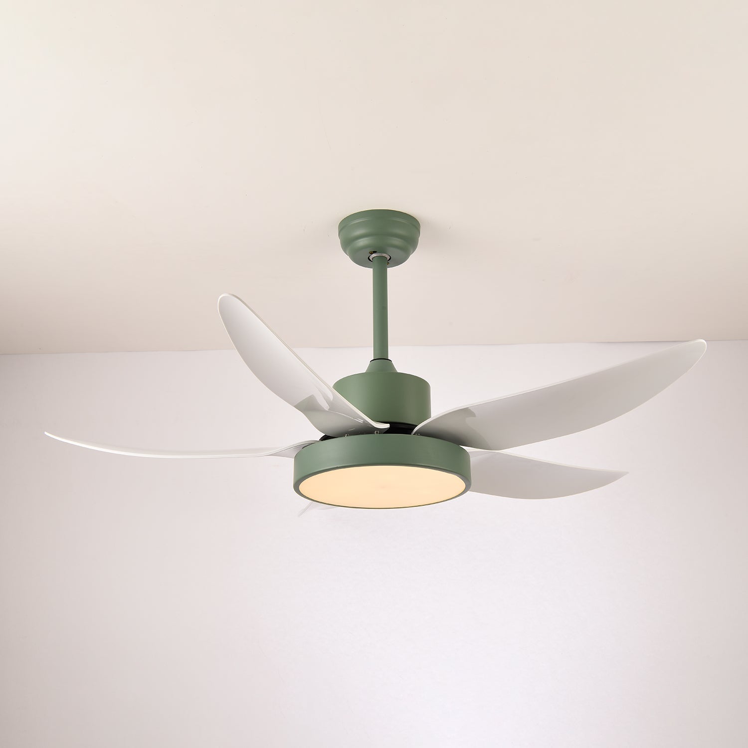 Primo piano delle pale in plastica e del paralume in acrilico del ventilatore con luce