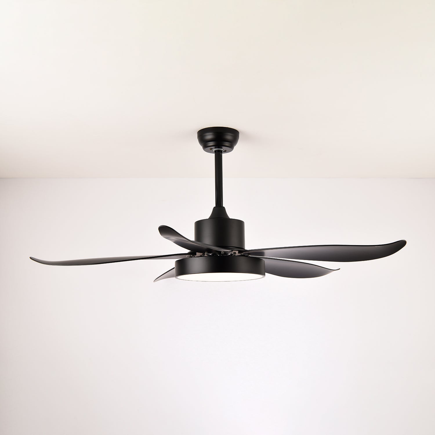 Ventilatore da soffitto moderno Auron con luce da un'altra angolazione, che mostra il design complessivo