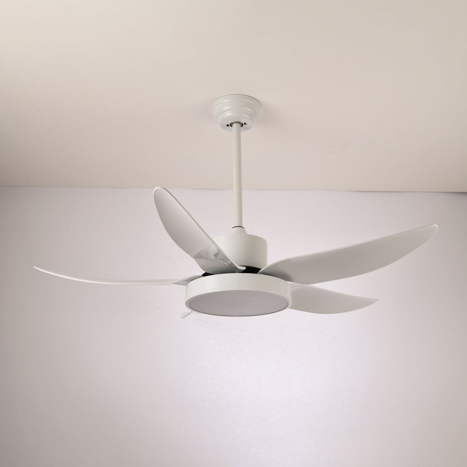 Ventilatore da soffitto moderno Auron con luce in finitura bianca