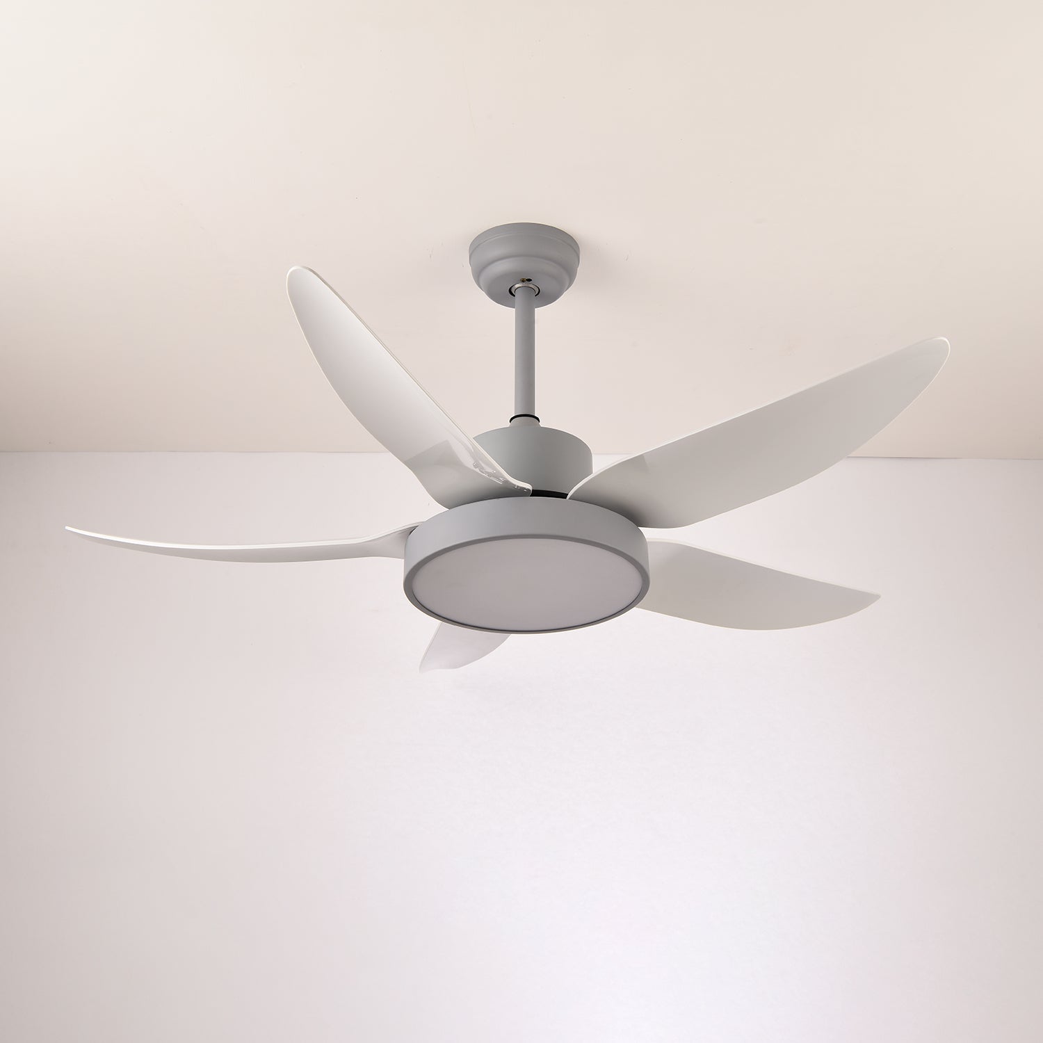 Ventilatore da soffitto moderno Auron con luce in finitura verde