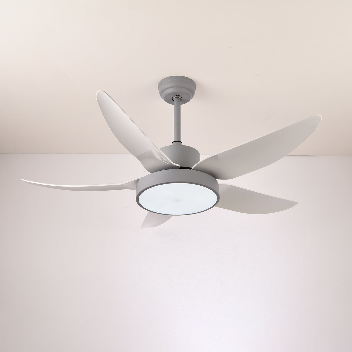 Ventilatore da soffitto moderno Auron con luce in finitura grigia