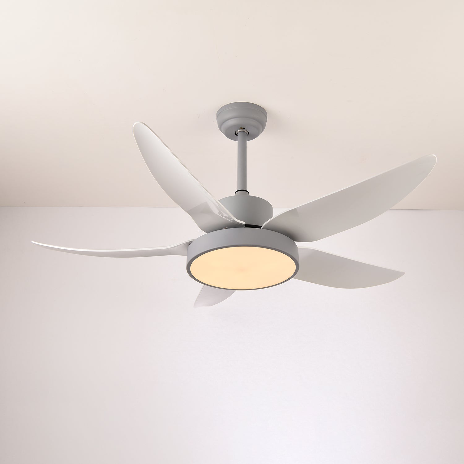 Vista laterale del ventilatore da soffitto moderno Auron con luce che ne evidenzia il profilo sottile