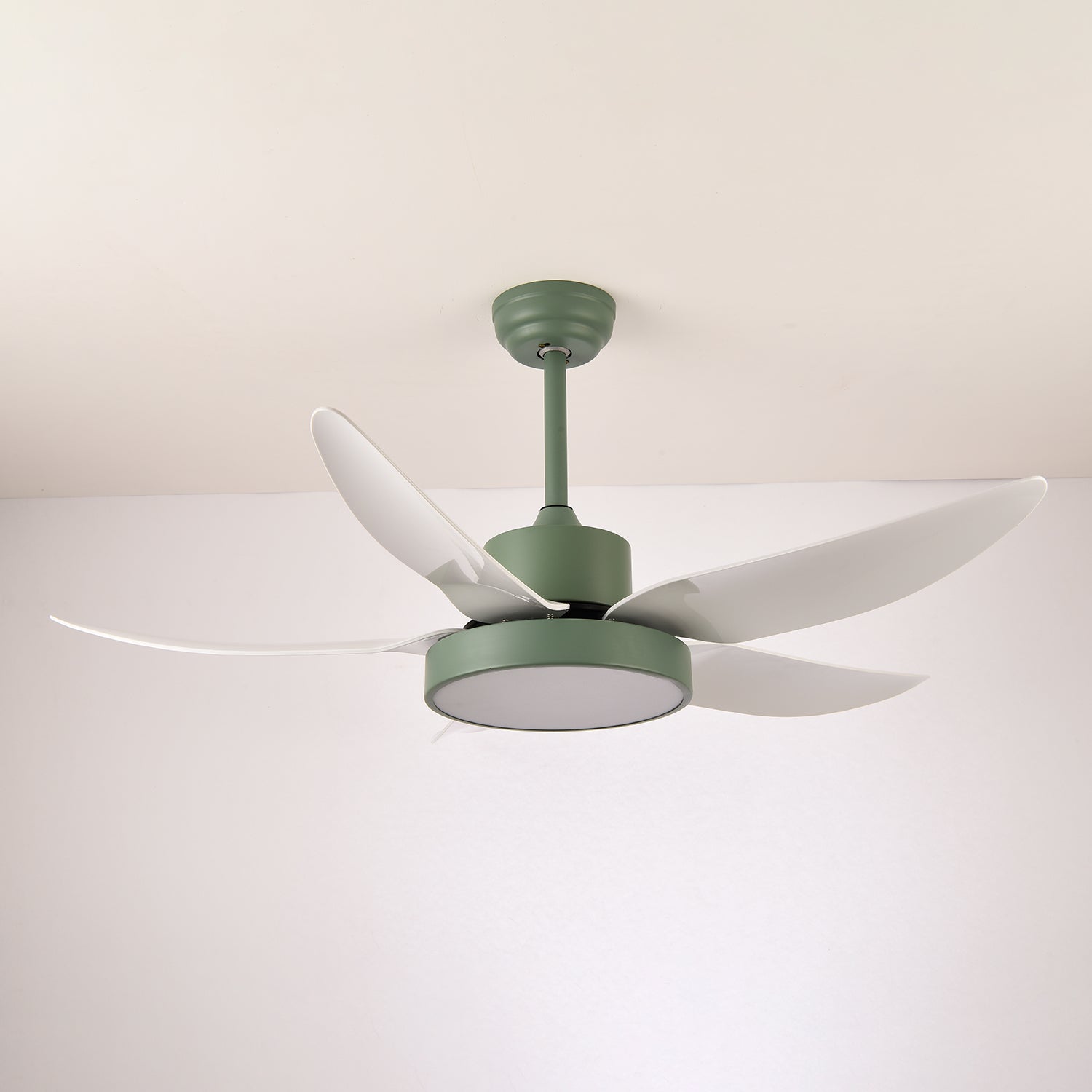 Schema che mostra le dimensioni del ventilatore da soffitto moderno Auron con luce