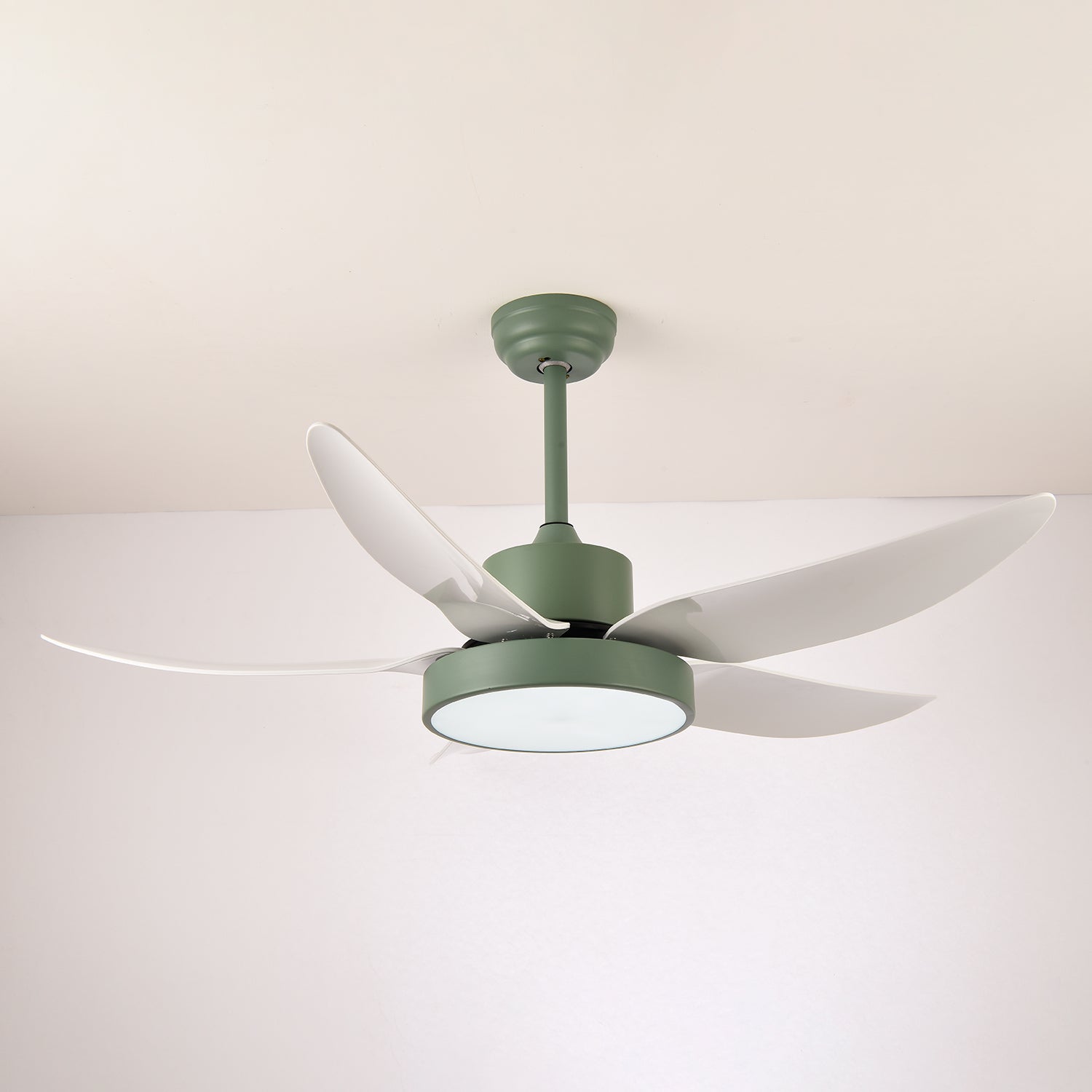 Ventilatore da soffitto moderno Auron con luce installato a soffitto