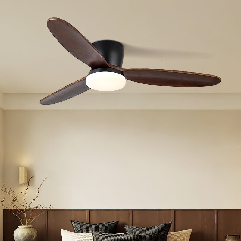 Dettaglio della finitura Noce sul Ventilatore da Soffitto Athyrs