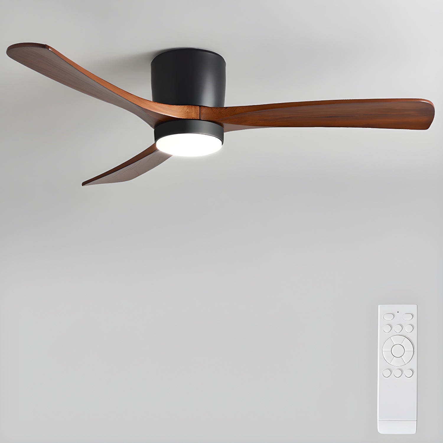 Dettaglio delle pale in legno di sicomoro sul ventilatore da soffitto Nordico Ezra